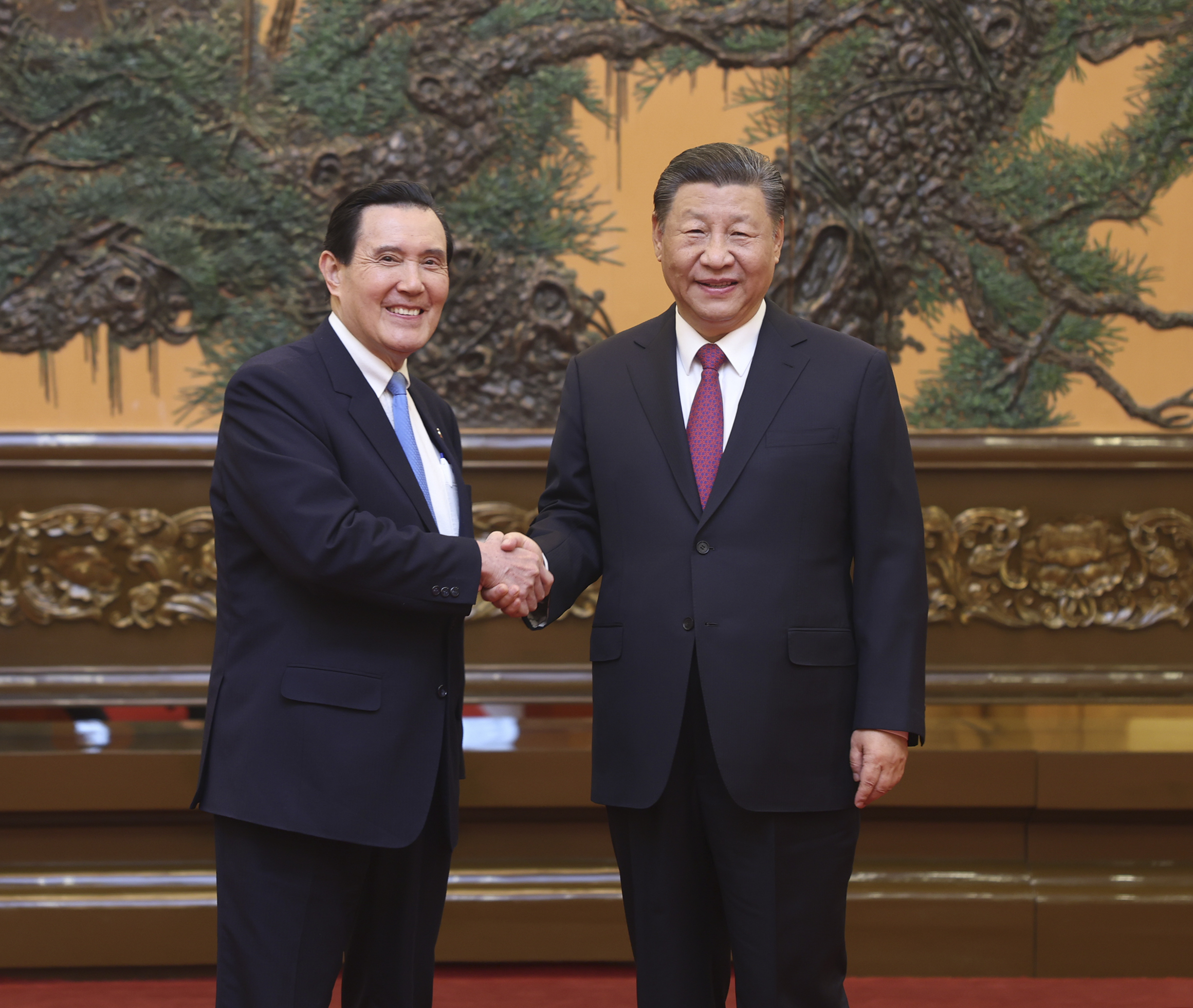 北京「马习二会」昨天（10日）登场，前总统马英九（左）与中国大陆领导人习近平（右）相隔9年后再度握手会面。新华社