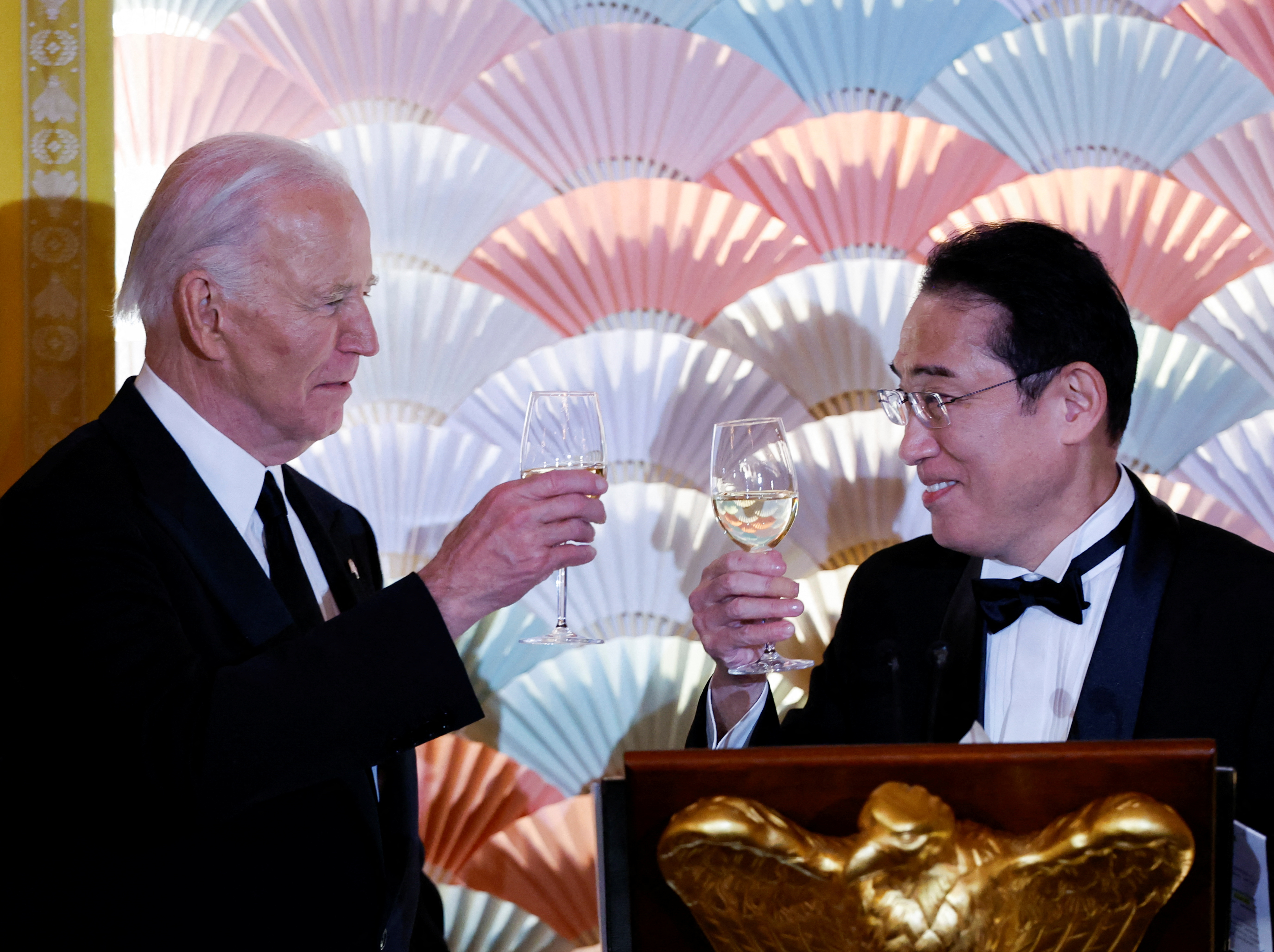 美国总统拜登（左）10日晚间在华府设宴款待进行国是访问的日本首相岸田文雄（右）。路透