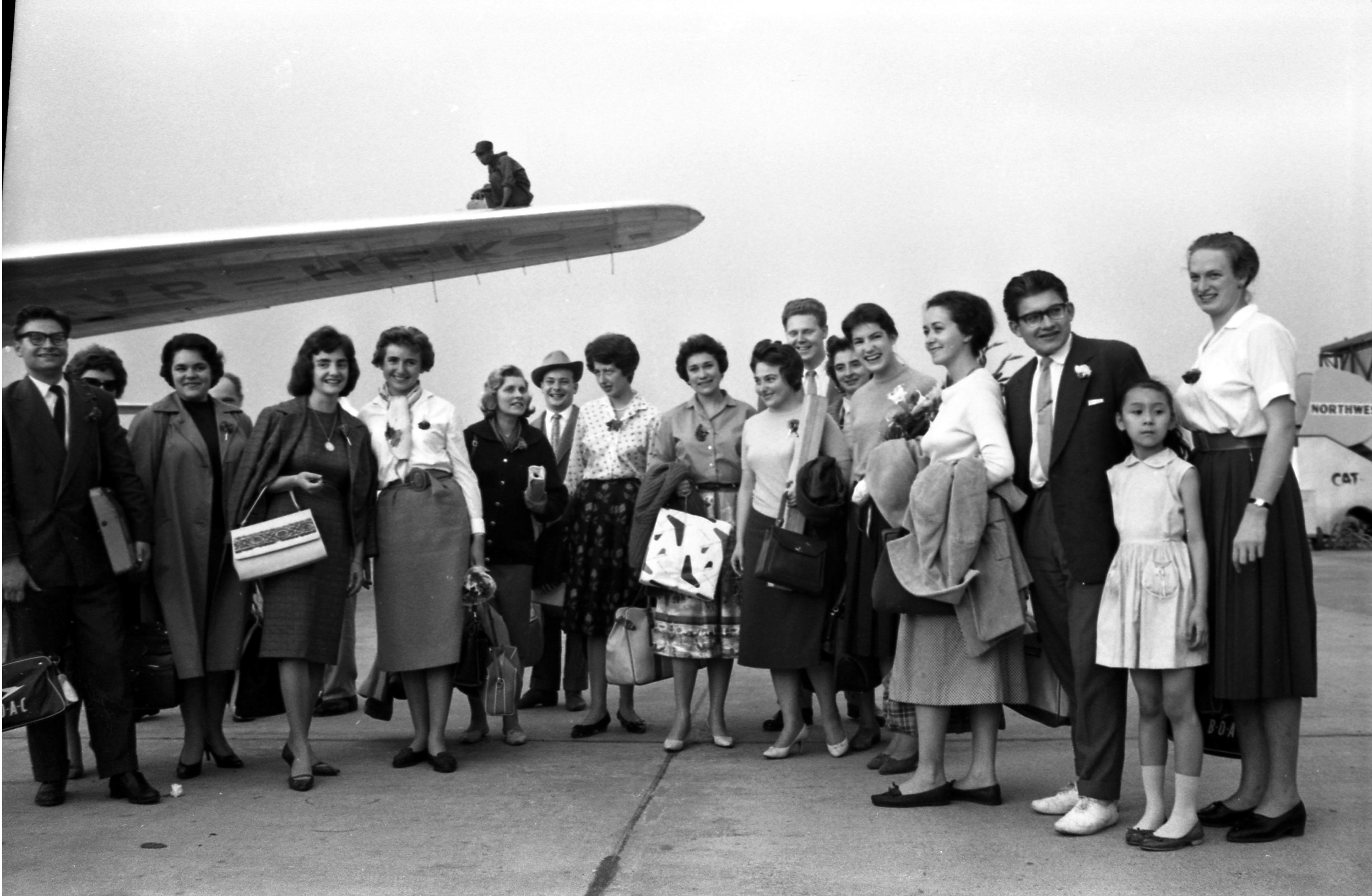 1960年4月12日，维也纳合唱团自东京飞抵台北。图／联合报系资料照片