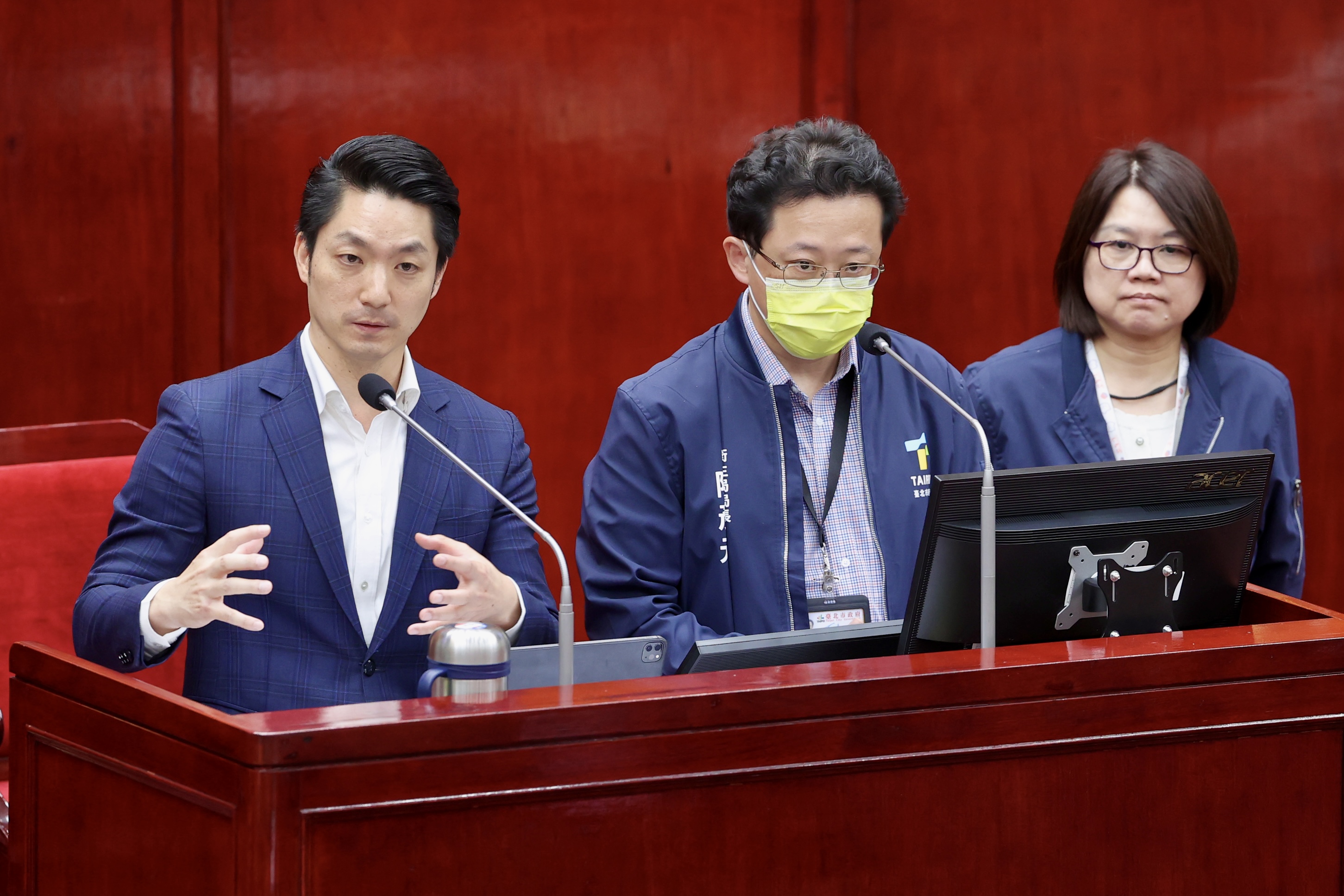 台北市长蒋万安（左）上午赴台北市议会就「宝林食安事件、剀剀儿虐案」进行专案报告。记者林俊良／摄影