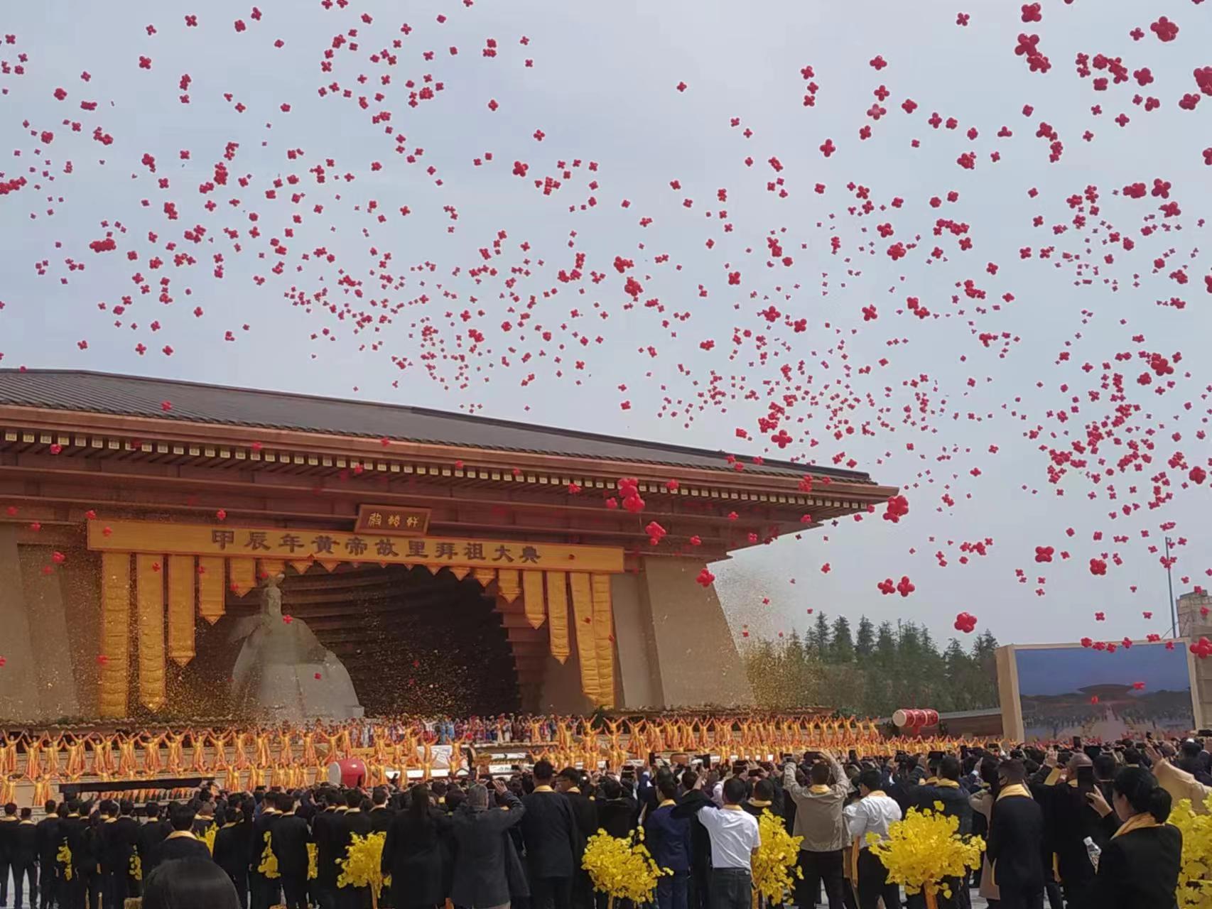 河南省黄帝故里拜祖大典盛事11日于郑州新郑黄帝故里举行，祭典最后，现场继ㄓ释放红气球、撒下金粉，同时在天空放飞龙风筝与和平鸽。（记者黄雅慧／摄影）