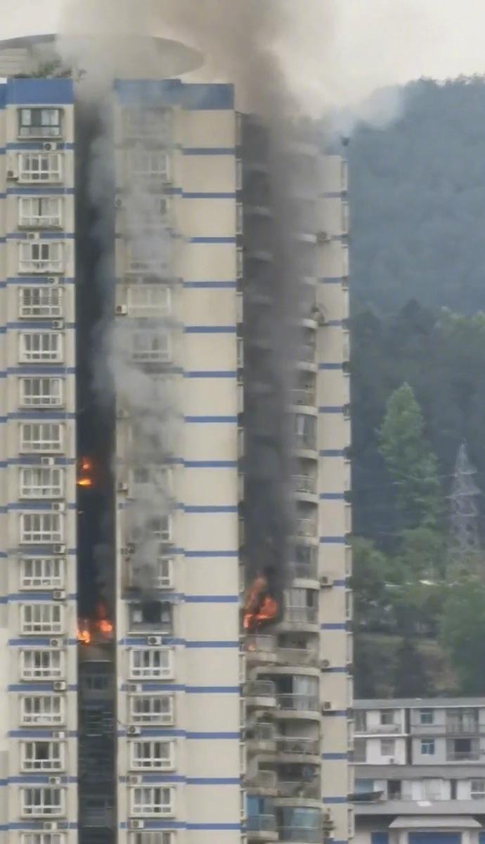 重庆一栋25层楼高的住传出火警。（图／取自央视新闻）