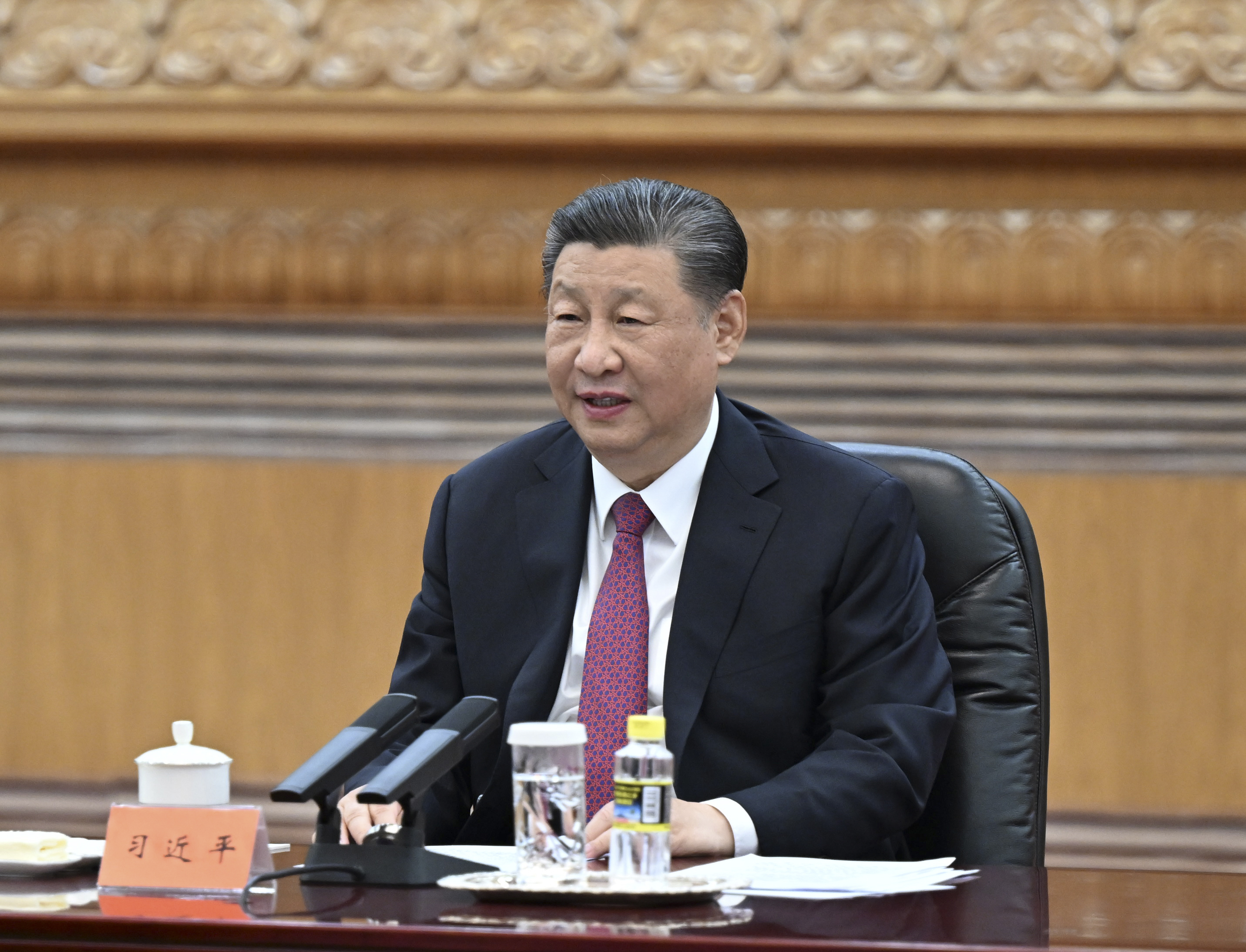 中共中央总书记习近平10日下午在北京会见前总统马英九一行。图／新华社