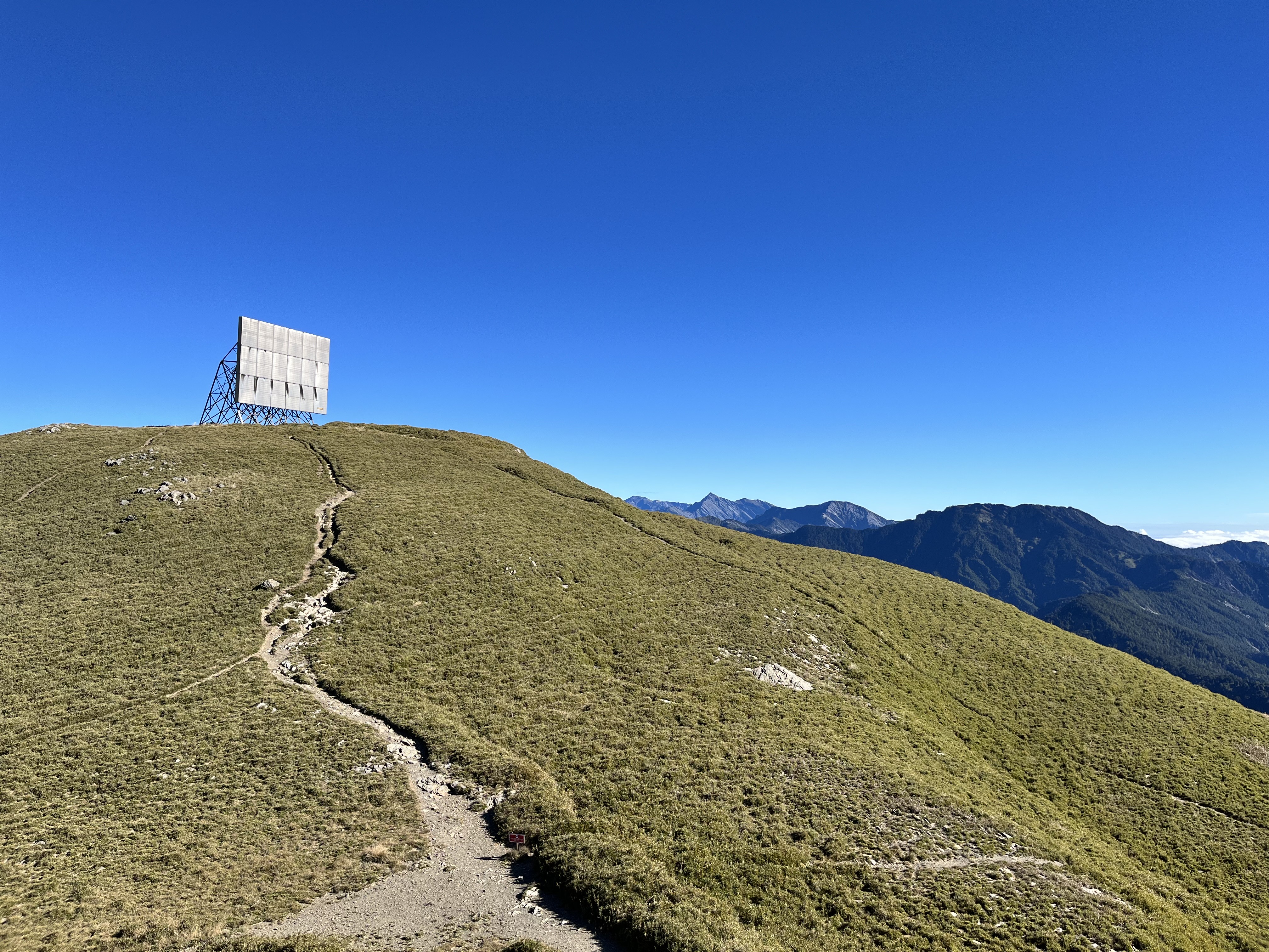 太管处评估登山步道受地震影响较轻微，12日起开放合欢山主峰等步道及游憩据点。图为合欢北峰、太管处提供。