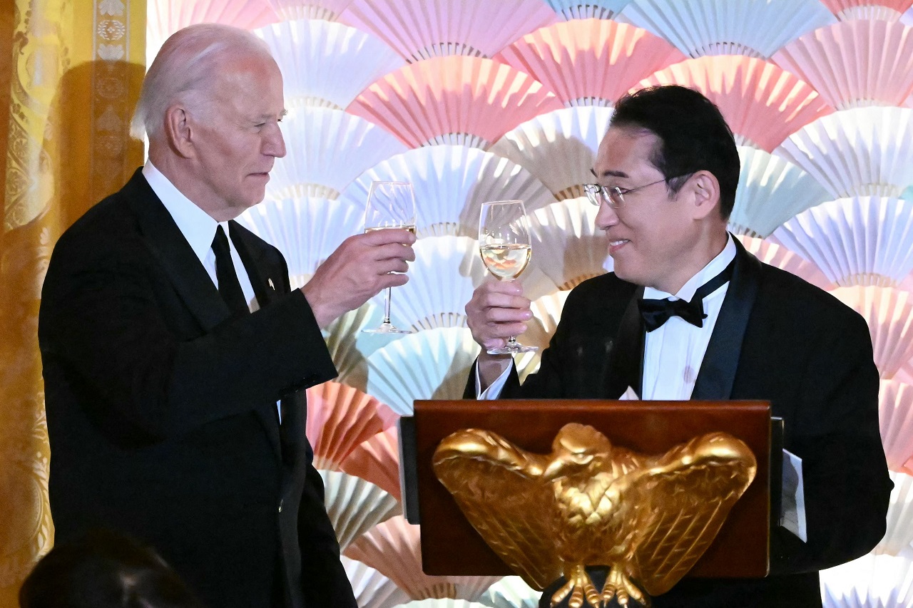 美国总统拜登（左）10日晚间在华府以国宴款待日本首相岸田文雄（右）。法新社