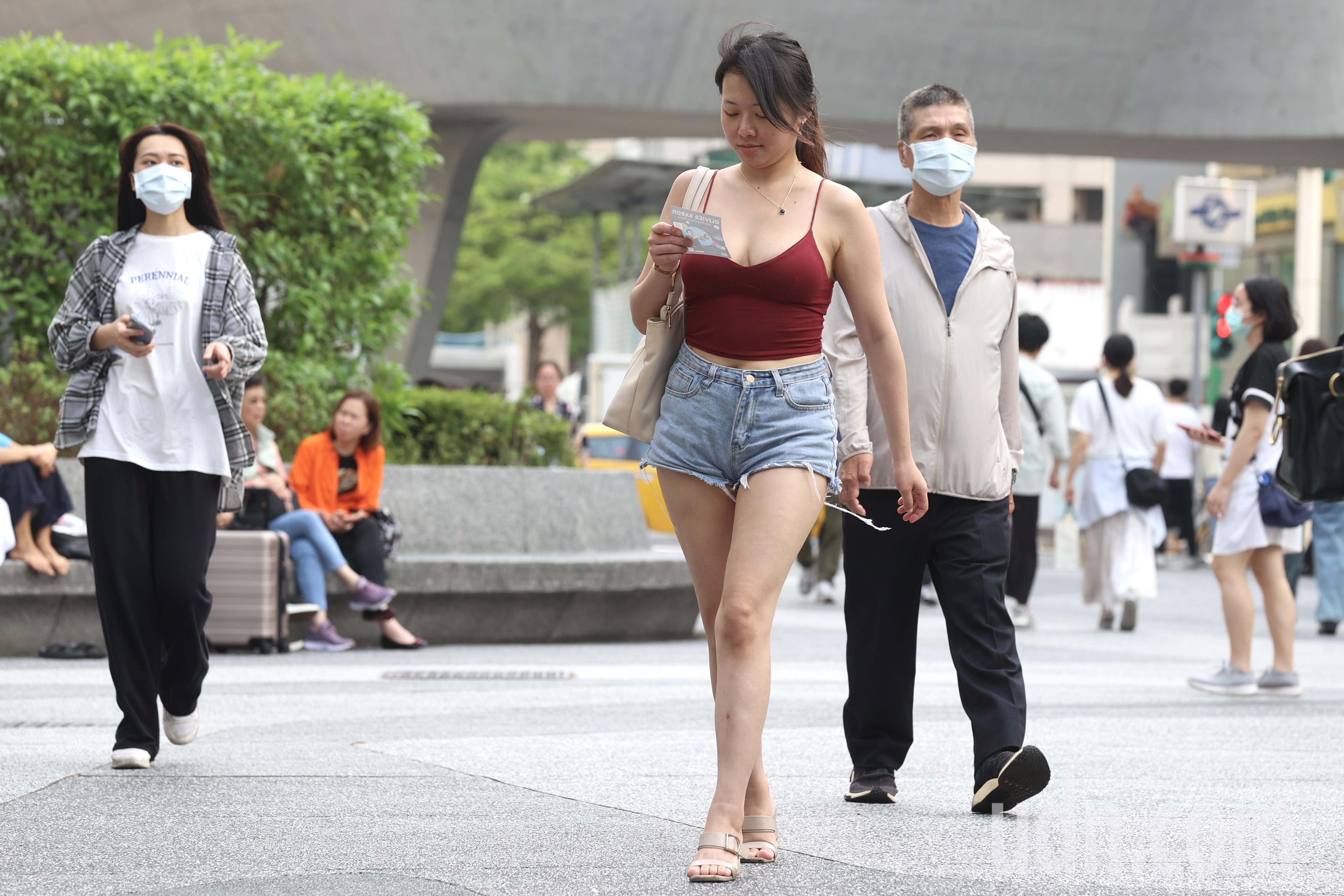 今天台湾各地整体温度明显回升，未来一周西半部高温有机会来到28至32度，民众需注意防晒防中暑。记者林伯东／摄影