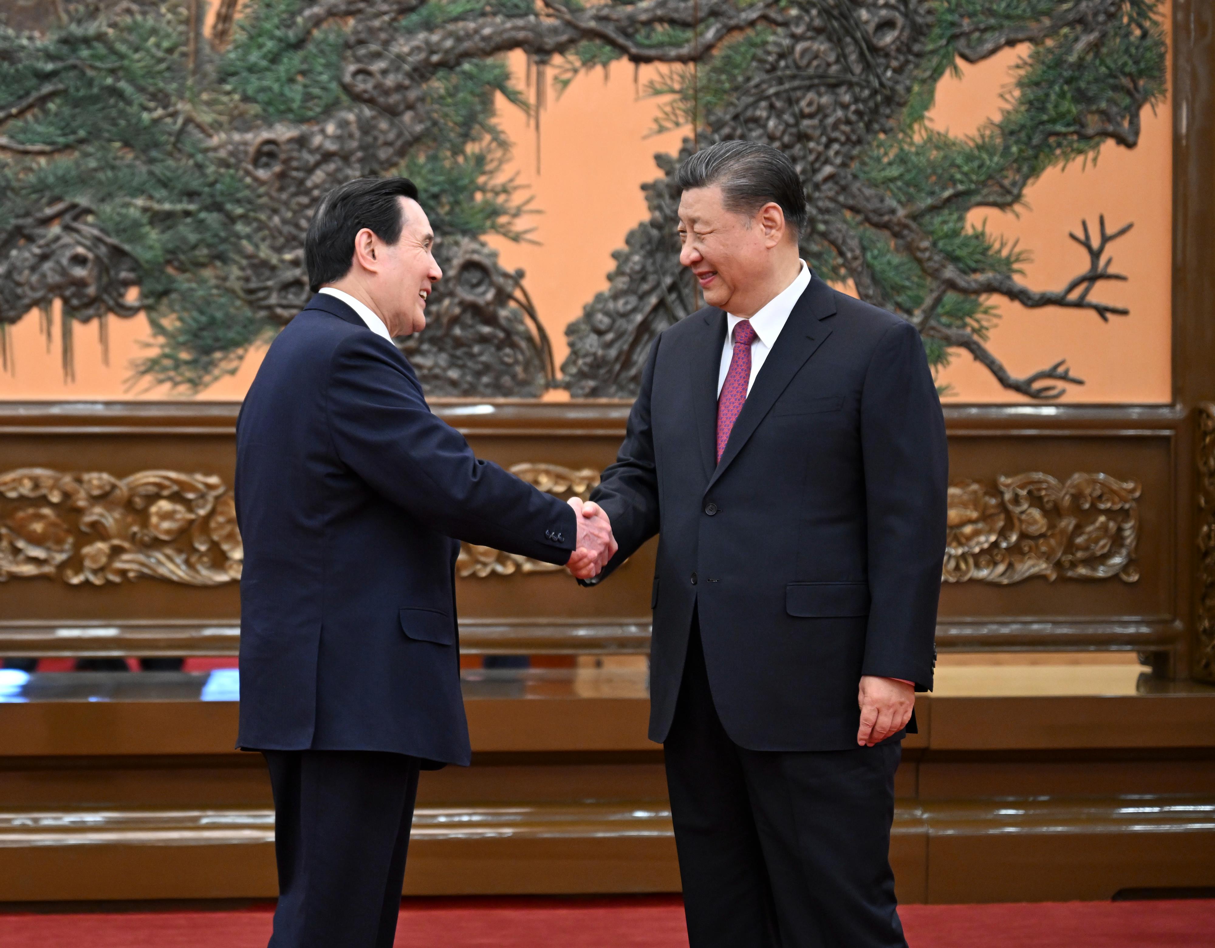 中共总书记习近平（右）和前总统马英九（左）重演世纪之握。新华社