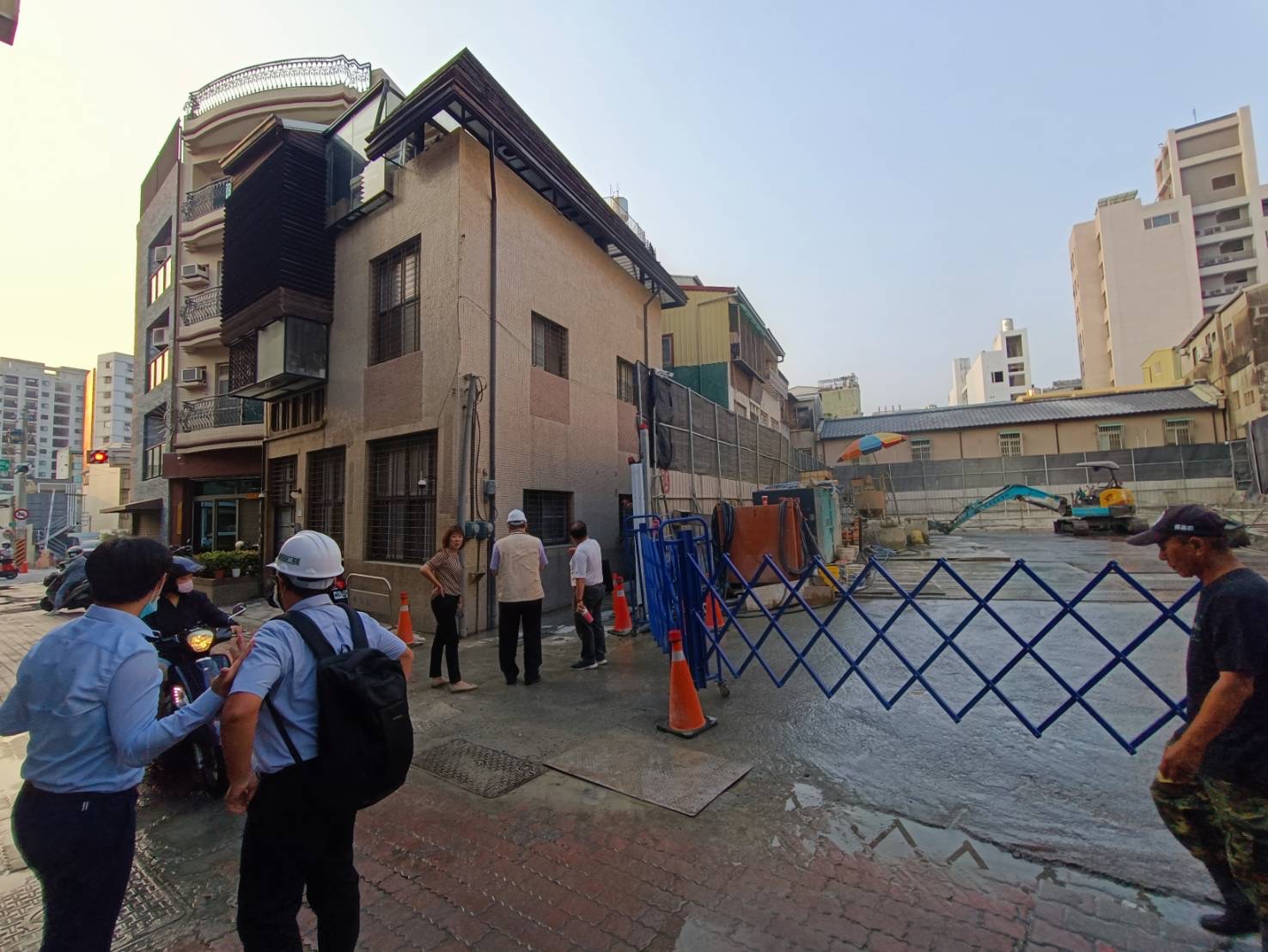 台南市北区北华街建筑工地开挖损邻 ，工务局勒令停工并疏散住户。图／工务局提供