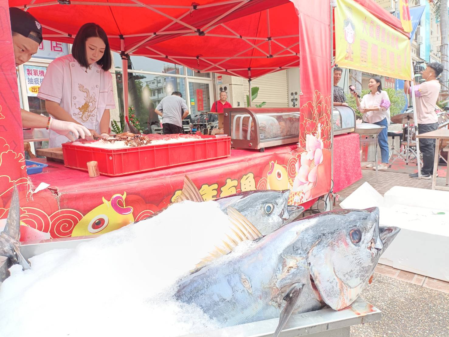 彰化县北斗鲔鱼摊今敬献四尾鲔鱼给大甲妈和随香信众。图／民众提供