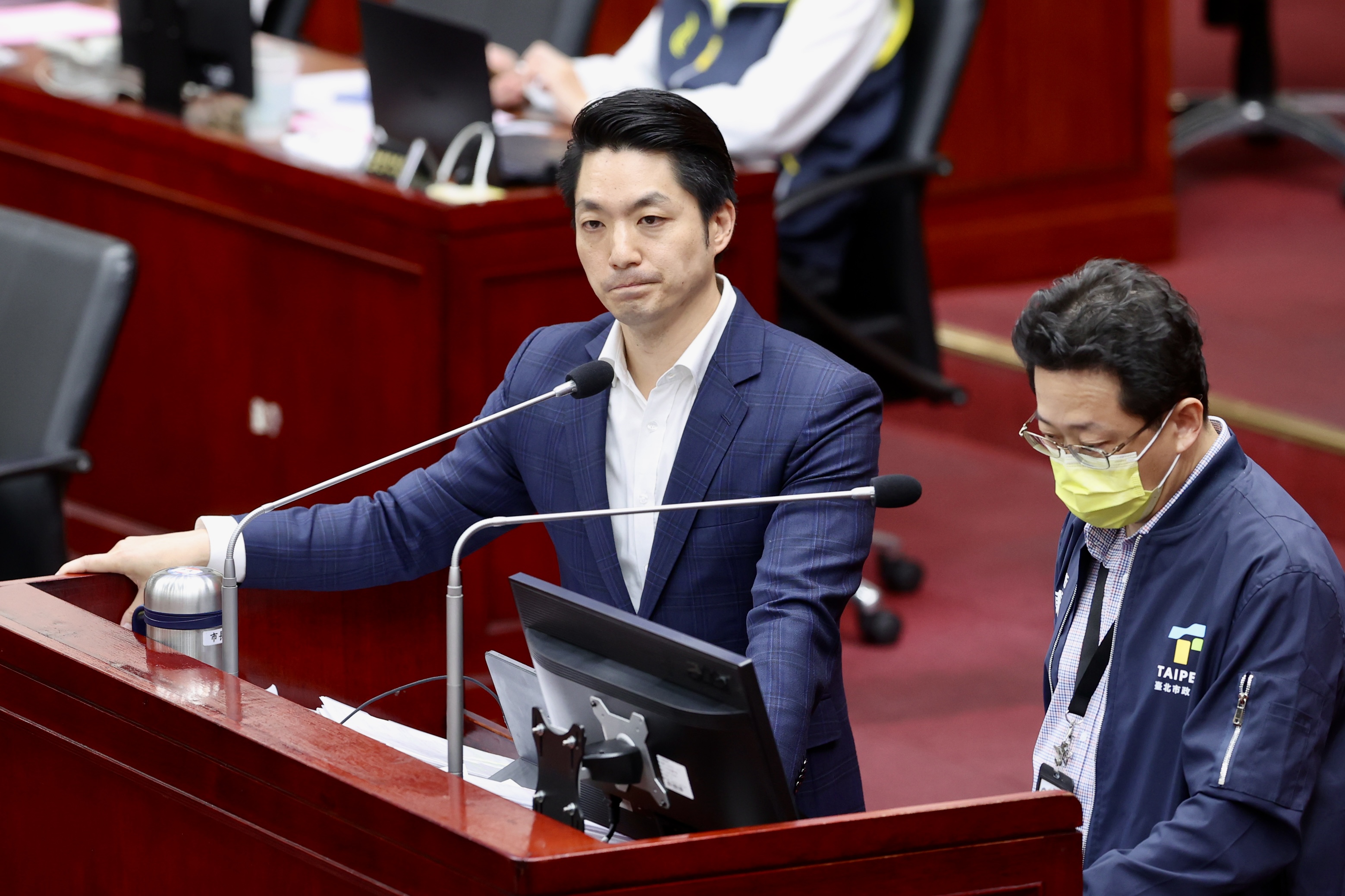 台北市长蒋万安（左）上午才赴议会专案报告宝林食安事件，今天又爆出溪山里里民不明原因上吐下泻。记者林俊良／摄影