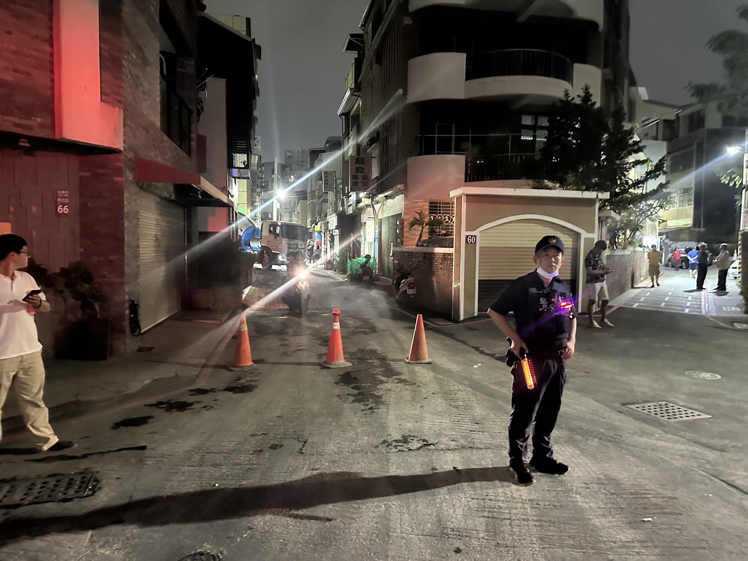台南市警五分局北门派出所则调派警力到现场，协助交管维护。图／读者提供