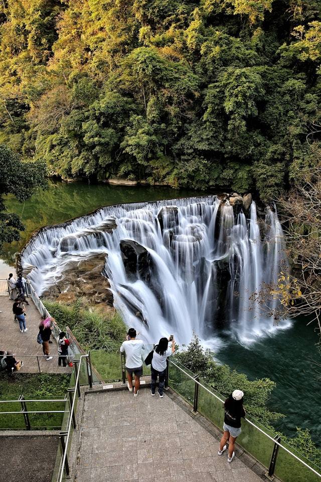 港女和朋友参加一日游旅行团欣赏十份瀑布。（非当事人/facebook群组「台湾摄影の旅Taiwan Photography Tourist」）