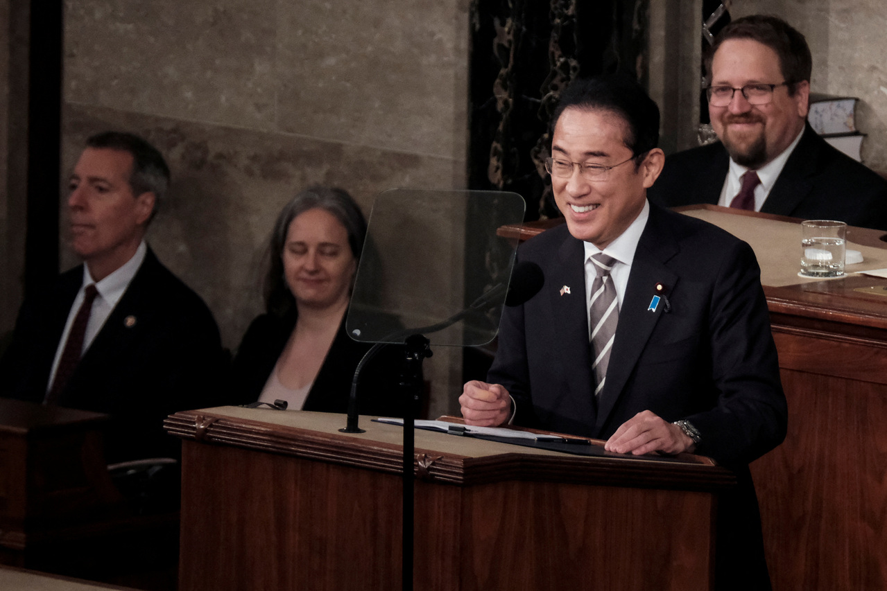 日本首相岸田文雄访谈到是否解散众议院进行大选时说，现在只专注刻不容缓的课题，「其他事项暂不考虑」。路透