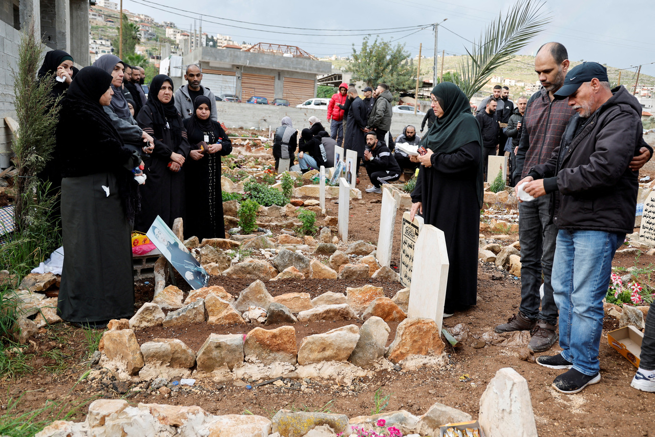图为巴勒斯坦人10日在加萨探访被以色列杀害的亲人坟墓。路透