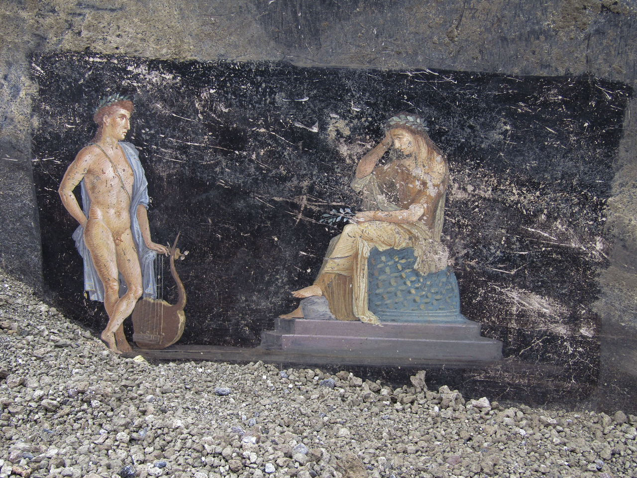 义大利庞贝考古公园宣布，最近新挖掘出土一座宴会厅，黑色墙面画有希腊神话场景，古罗马人曾在此举行烛光宴会。