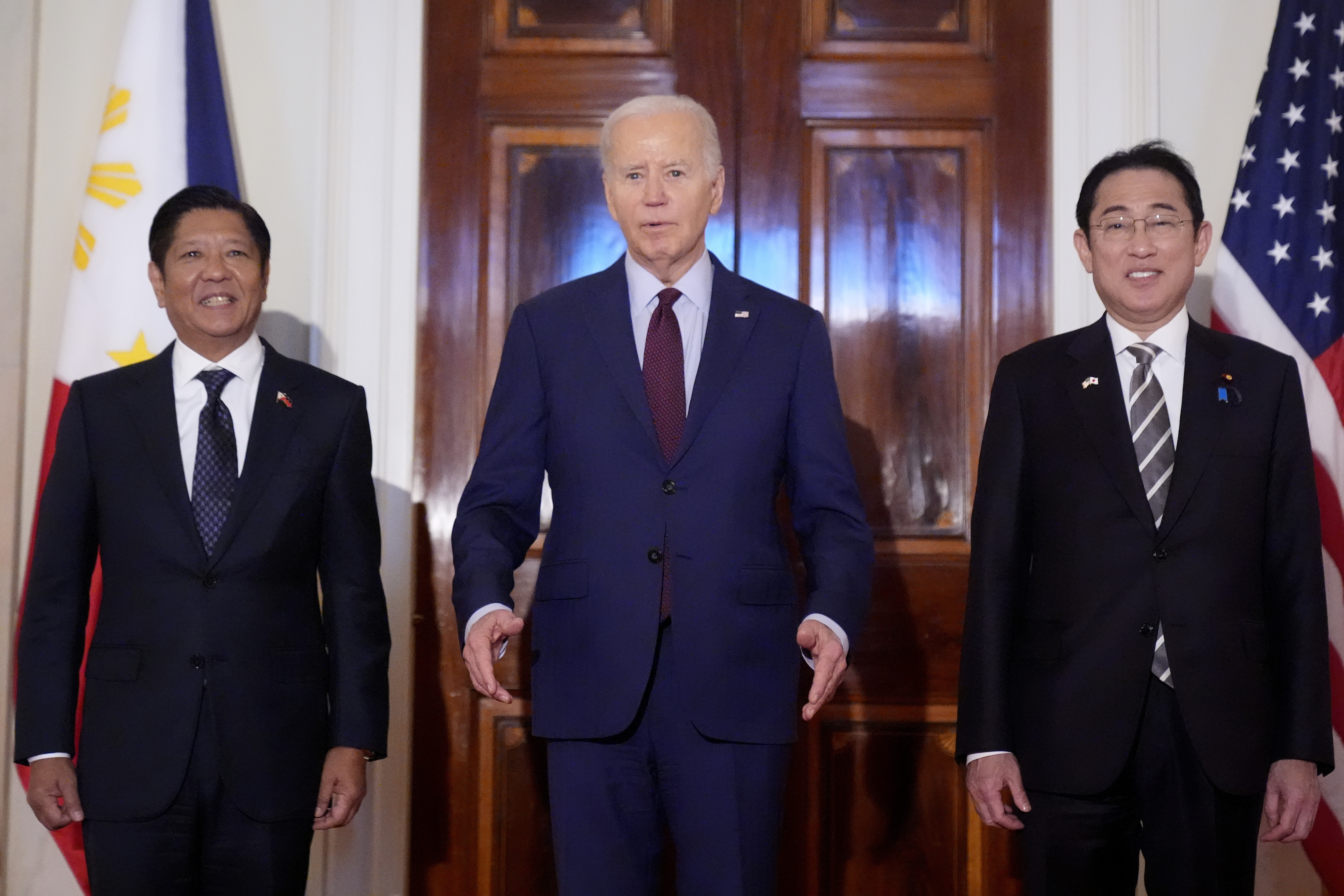 美国总统拜登(中间)当地时间11日在白宫与日本首相岸田文雄(右一)及菲律宾总统小马可仕(左一)，举行首次美日菲三边峰会。美联社