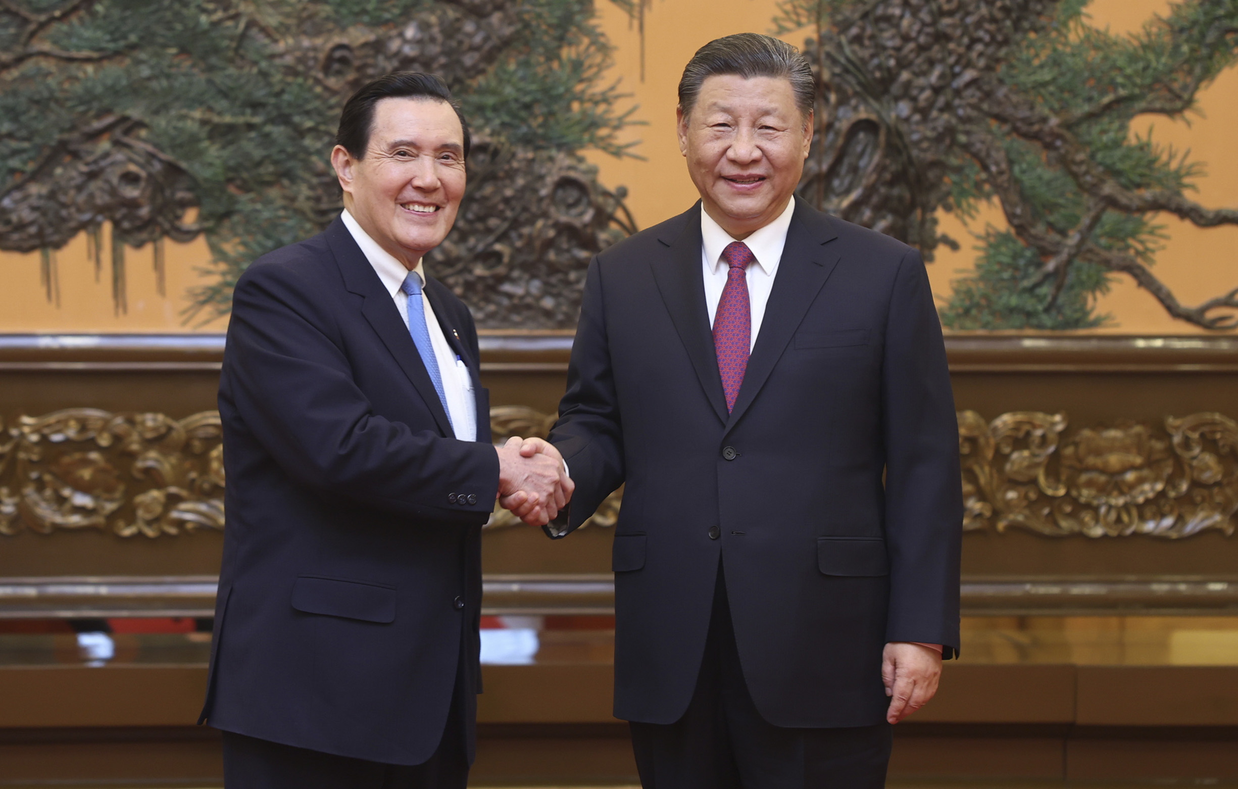 中华民国前总统马英九（左）与中共中央总书记习近平（右）10日在北京会晤。欧新社