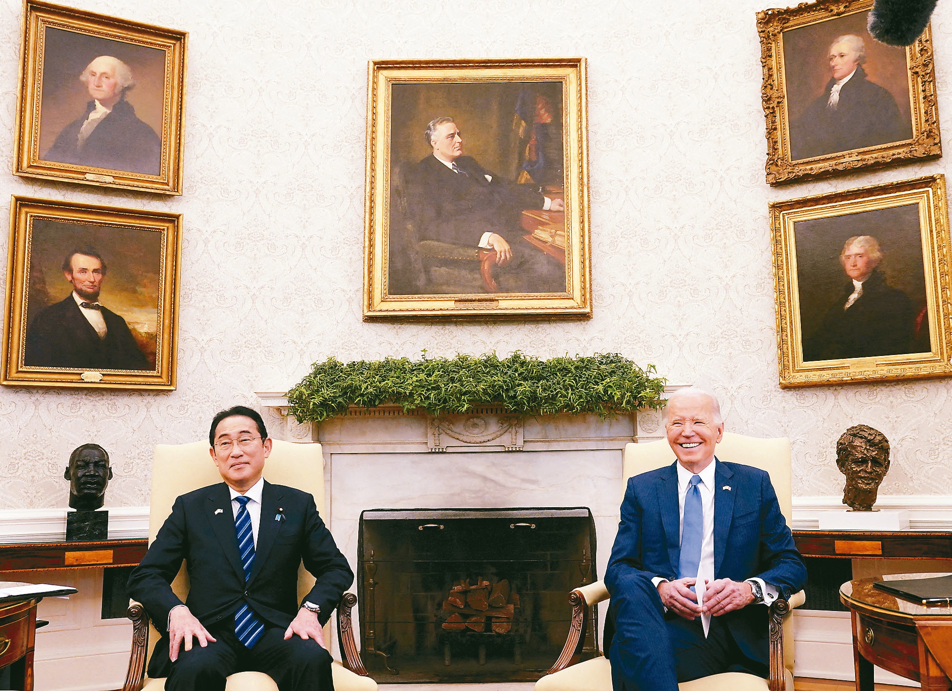 美国总统拜登（右）与日本首相岸田文雄（左）10日在白宫举行会谈，同意升级军事同盟共识，大陆驻日本大使馆对此回应，在军事安全领域搞「小圈」，最终只会引火烧身。（路透）