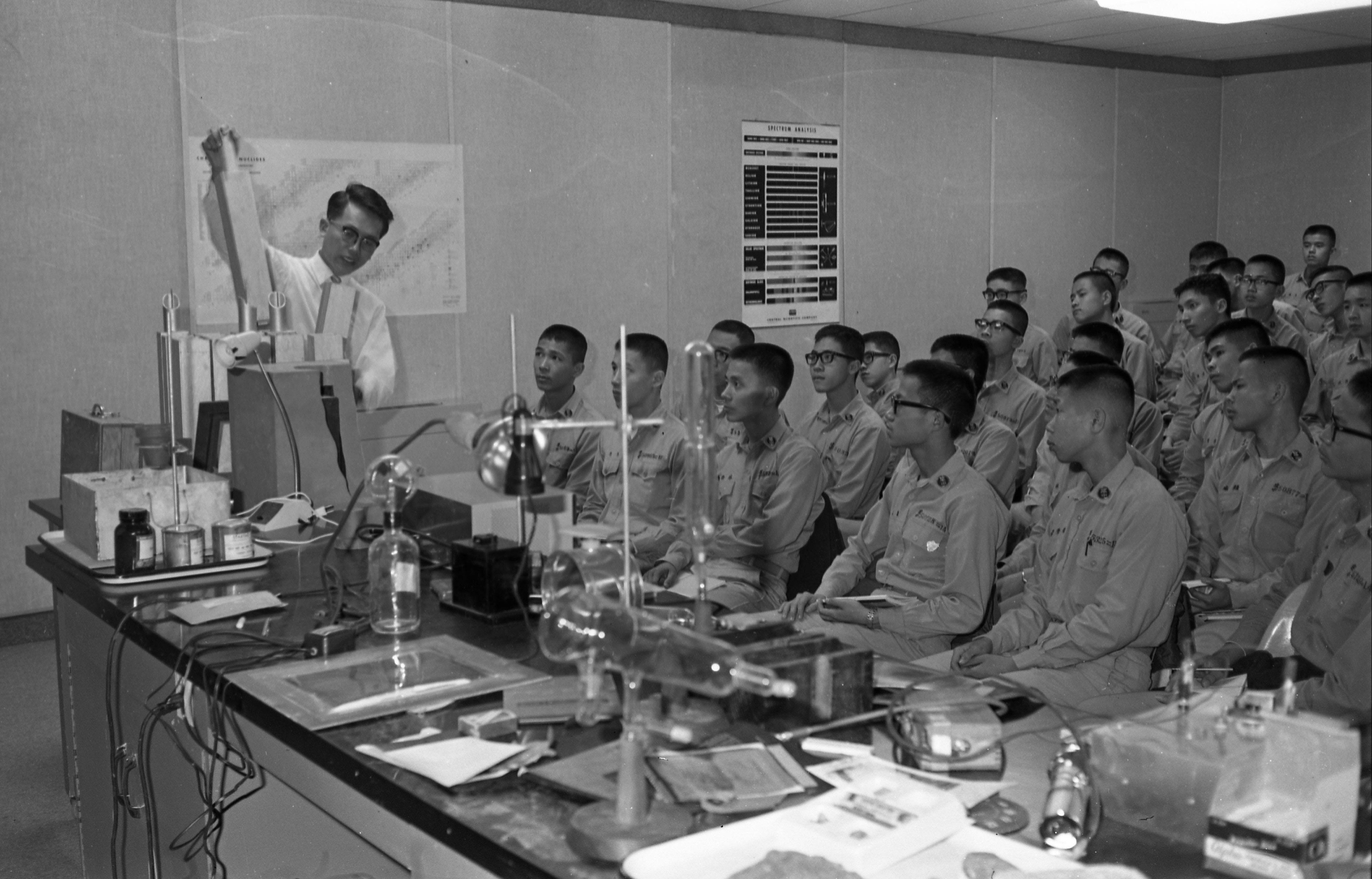 1968年4月13日，中美两国原子能委员会联合举办的原子能应用示范展览，在台北市立体育场举行，演讲者向具有科学兴趣的高中学生和教师，作科学的最新教学法的示范。图／联合报系资料照片