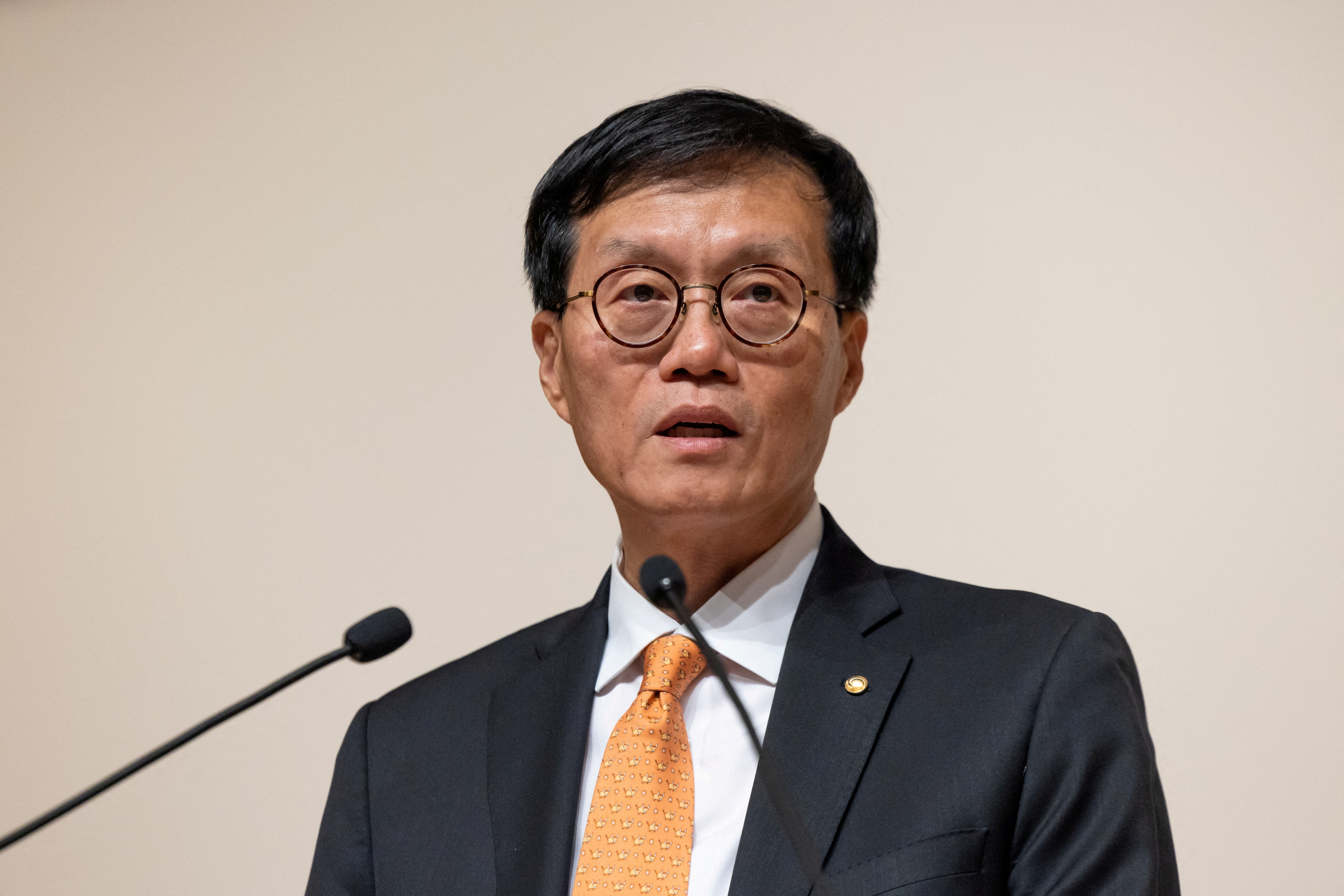 南韩总裁李昌镛表示，若通膨下半年放缓，对降息持开放态度。路透