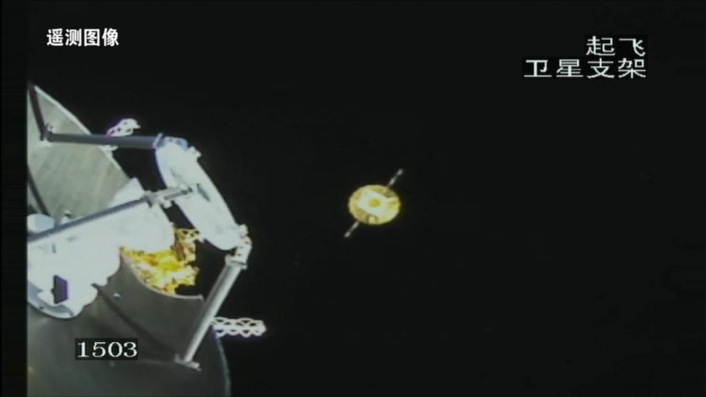 大陆国家航天局12日表示，鹊桥二号中继卫星已完成在轨对通测试，后续将为嫦娥四号和探月工程四期、即将要发射的嫦娥六号提供中继通信服务。（取自央视）