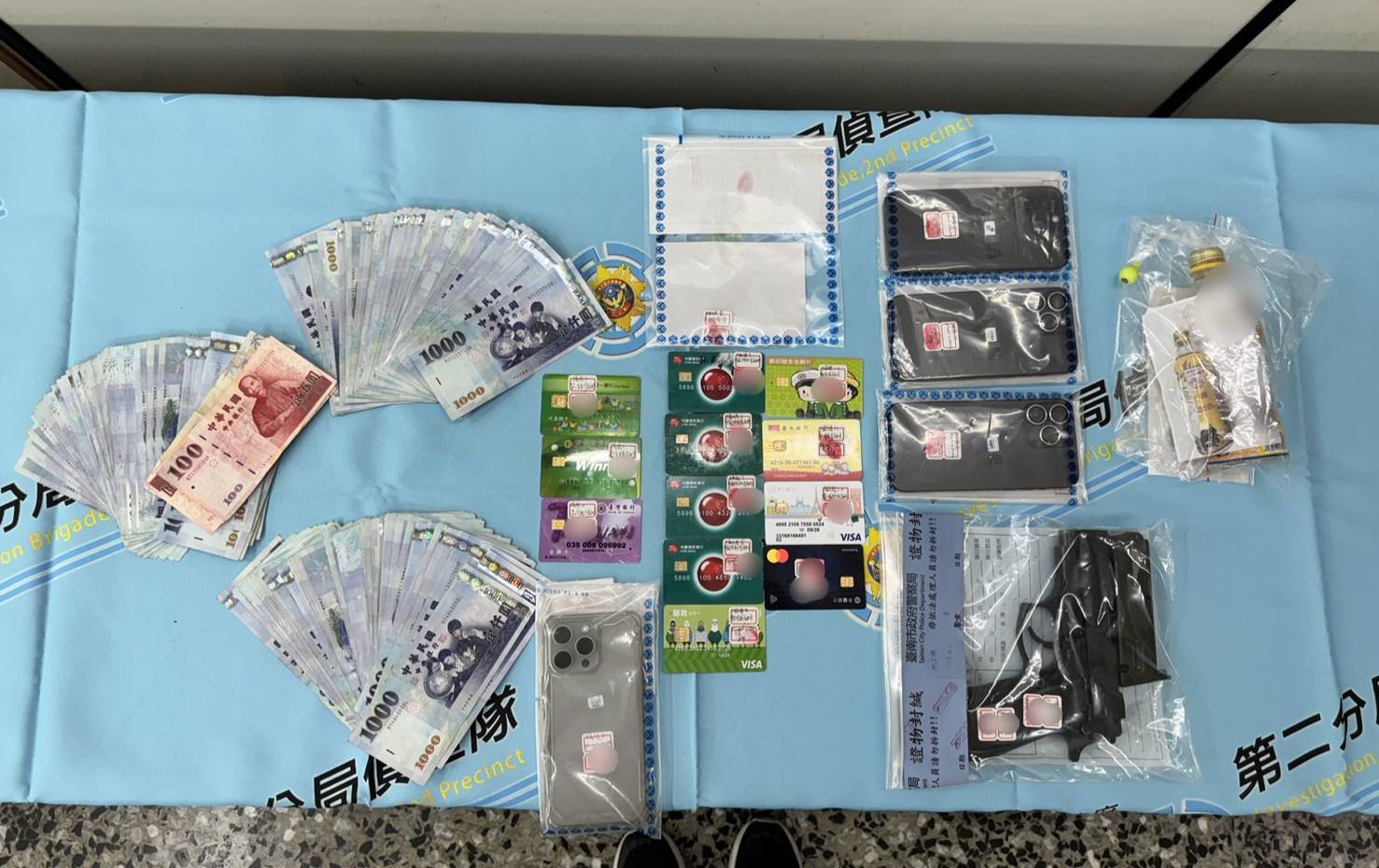 警方在阮男租屋处内查获9张不明金融卡、现金近15万元，以及1把黑色改造手枪、弹匣及毒品等物。图／读者提供