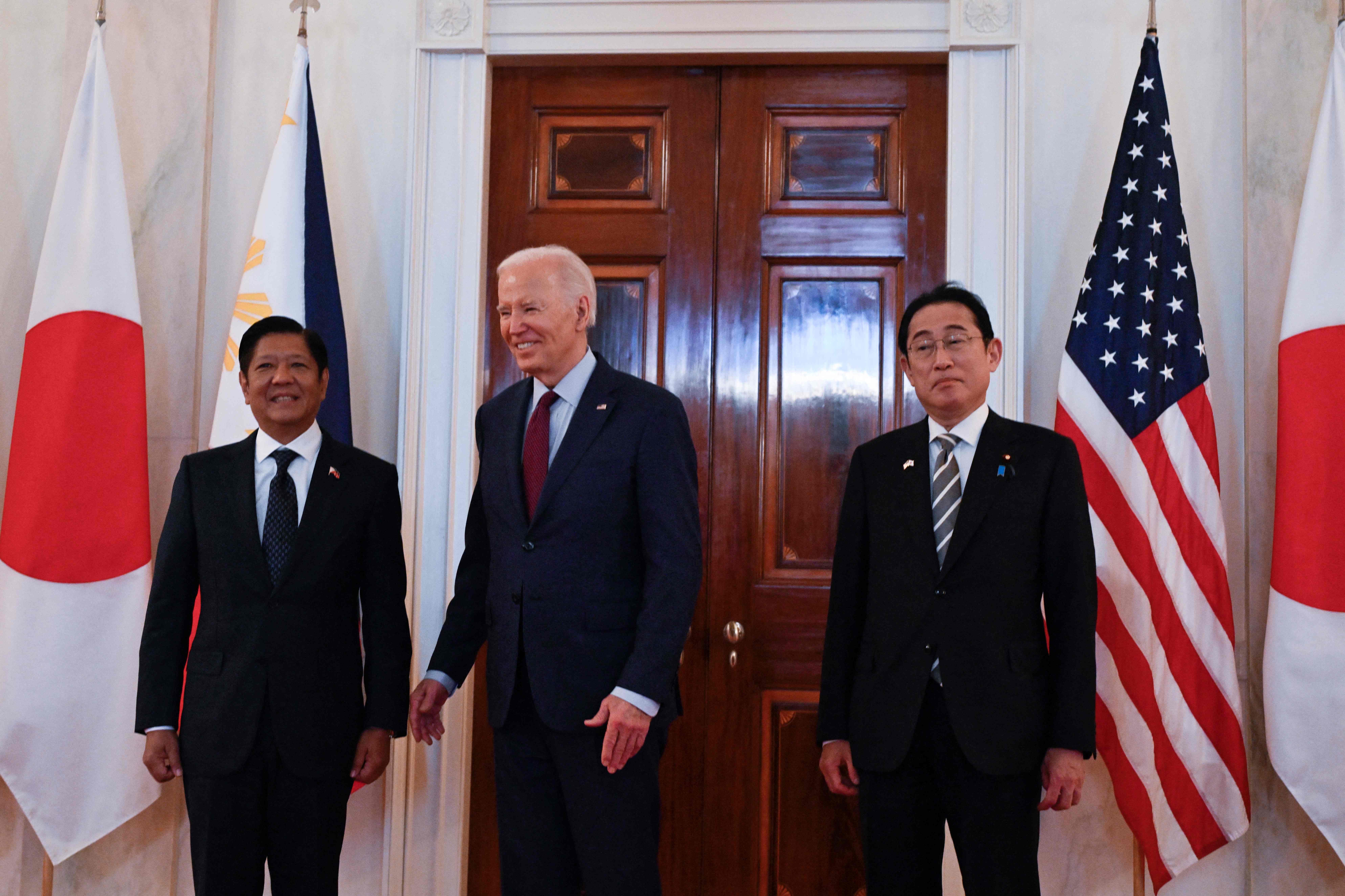 美国总统拜登（中）11日与菲律宾总统马可仕（左）和日本首相岸田文雄（右），在白宫举行联合记者会。法新社