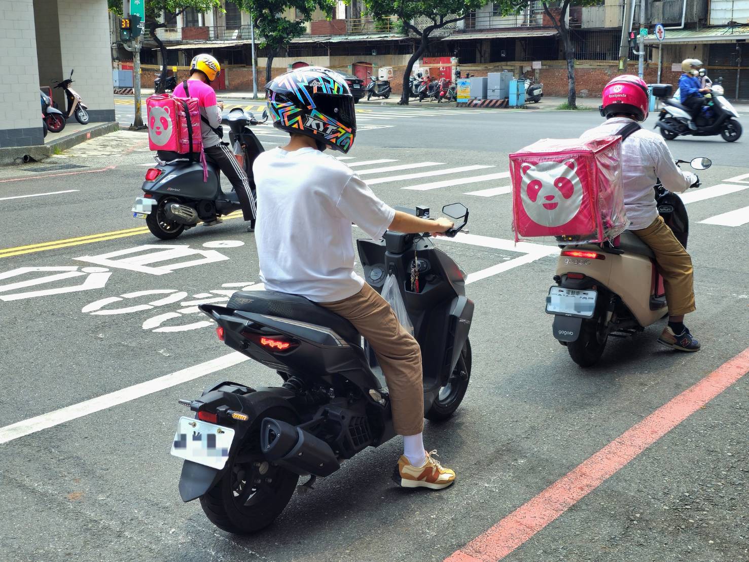 台南市加码补助外送族群，鼓励尽早汰旧更换电动车。图／环保局提供
