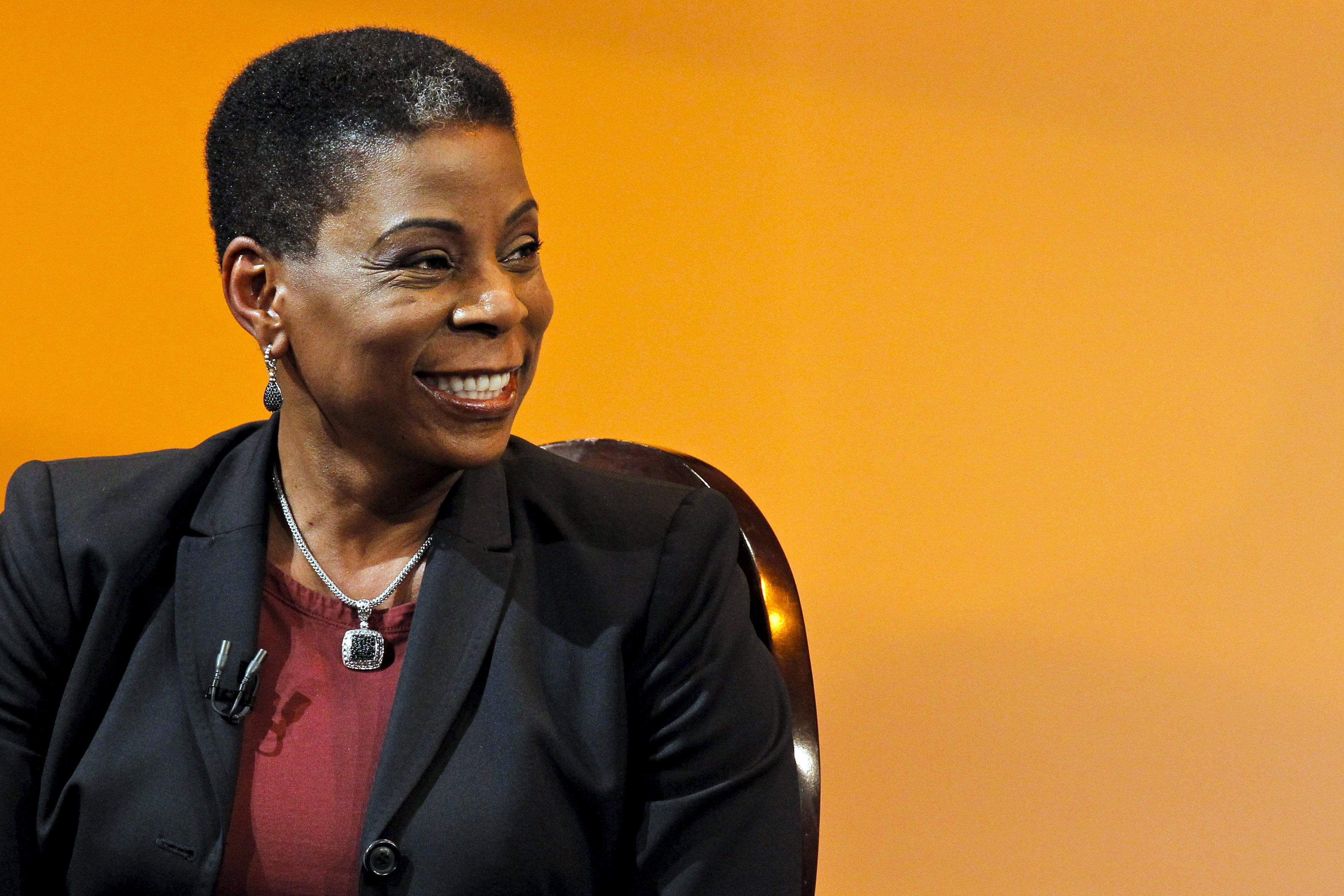伯恩斯除了是美国商务部供应链竞争力咨询委员会副主席，也是美国企业界知名女强人。2009年，她被任命为全录公司执行长，成为第一位领导财星全球500大企业的非裔女性。路透
