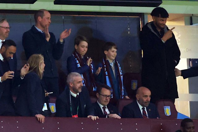 英国王储威廉王子（后排左二）11日傍晚被看见携10岁长子乔治王子（后排中）现身第二大城伯明罕的维拉公园球场，观赏英超球队阿斯顿维拉的联赛赛事。图／撷取自推特