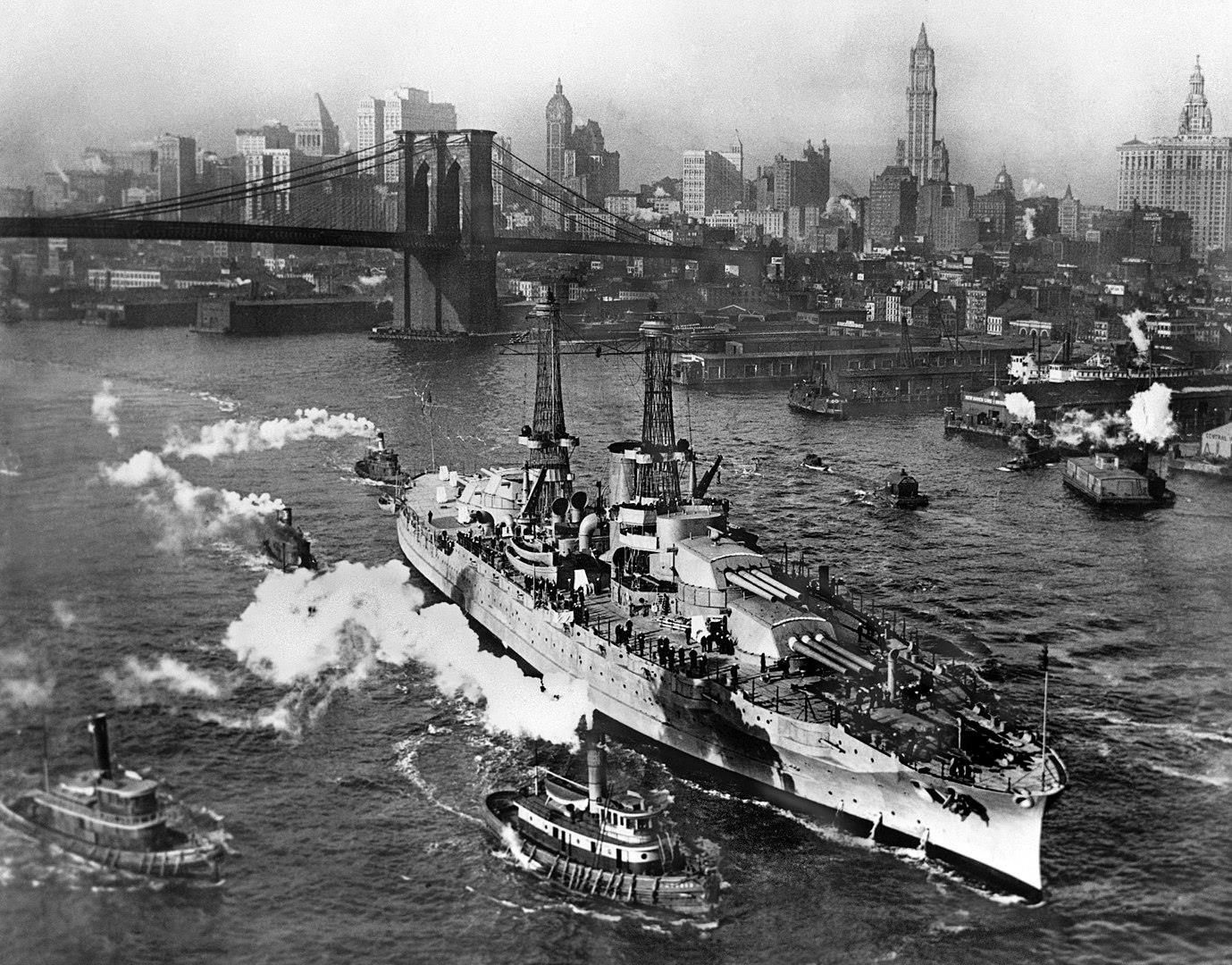 1916年，完工驶出纽约东河的亚利桑那号，刚从布鲁克林大桥下通过。图／美国海军档案照