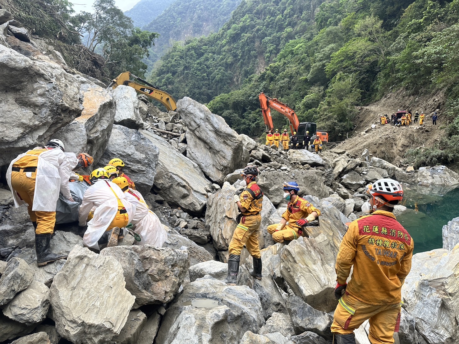 花莲强震酿悲剧，救难人员10日在砂卡礑步道陆续寻获5名罹难者。图／花莲县消防局提供