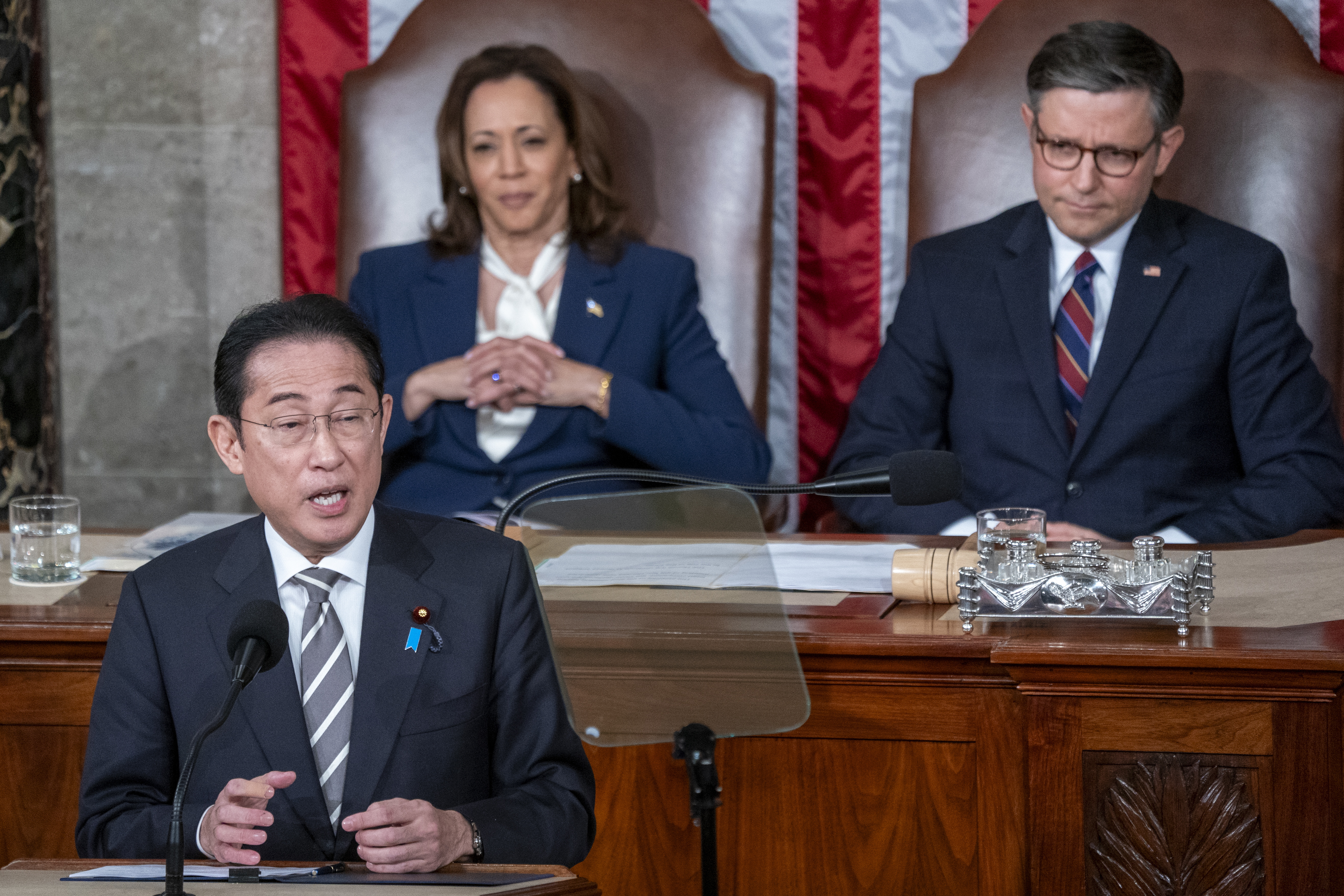 日本首相岸田文雄（左）11日在美国国会两院联席会发表演说，背后坐著美国副总统贺锦丽（中）及联邦众议院议长强生（右）欧新社。