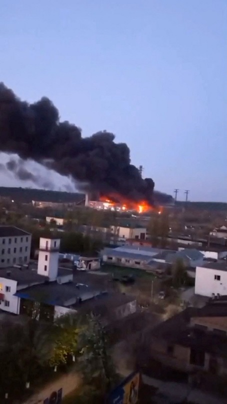俄罗斯11日向乌克兰发动新一轮大规模攻击，社群媒体影像取得的截图可见，位于基辅州的特里皮尔斯卡火力发电厂遭飞弹打击后，冒出了火焰与浓烟。路透