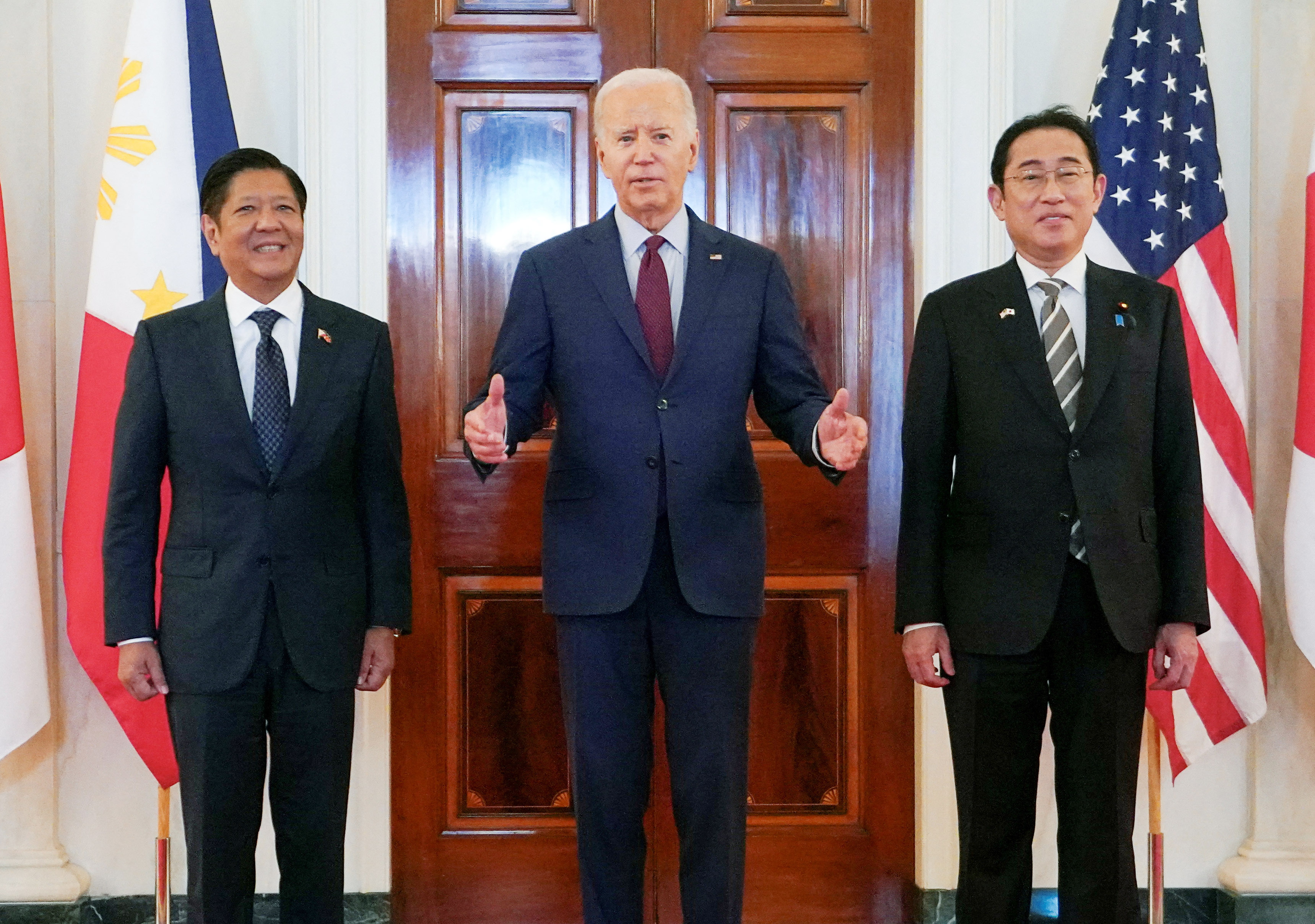 美国总统拜登（中）十一日在白宫东厢迎接日相岸田文雄（右）及菲律宾总统马可仕（左），举行首次美日菲三方高峰会。（路透）