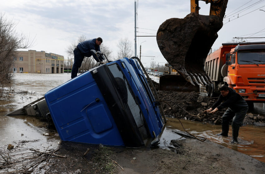 俄罗斯奥伦堡由于融雪引发的历史性洪患导致主要河川溃堤，水位迅速上升。图为人们在洪水中打捞一辆被淹没的卡车。图／StratNewsGlobal