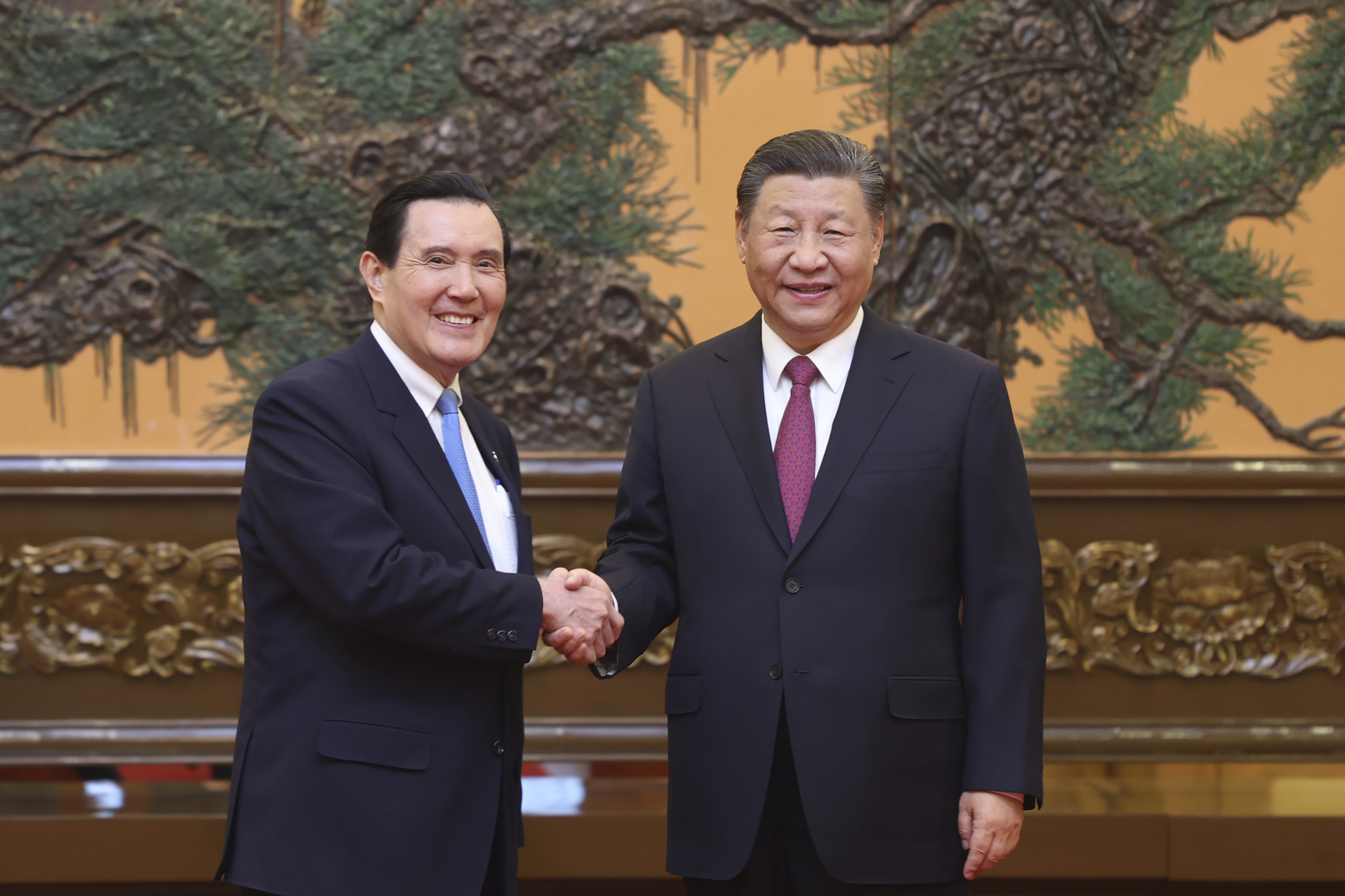 前总统马英九（左）与中国大陆国家主席习近平10日在北京会晤。（美联社）