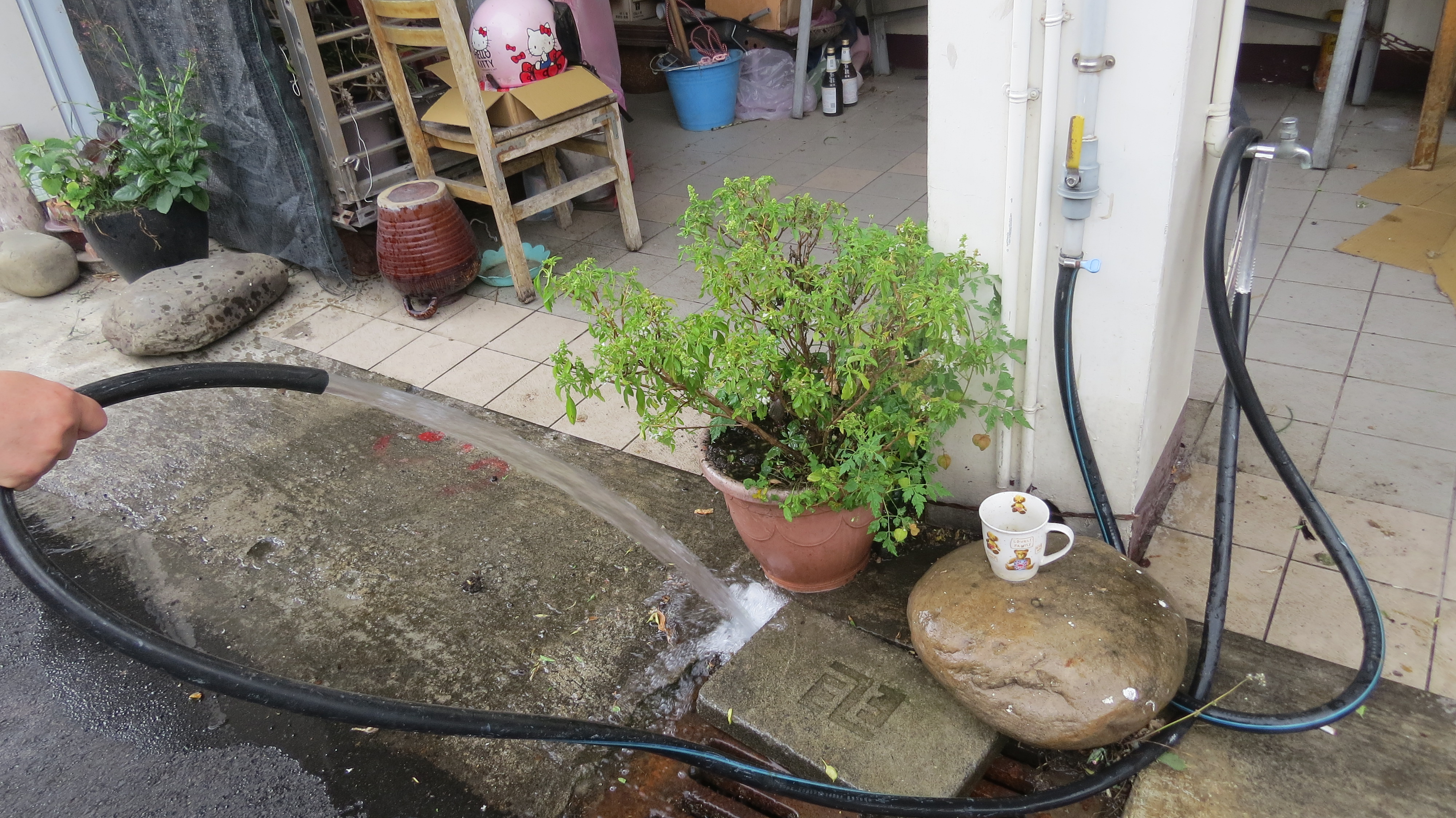 苗栗县公馆乡地下水充沛，许多家户都设抽水马达，清洗、浇灌等用途。记者范荣达／摄影