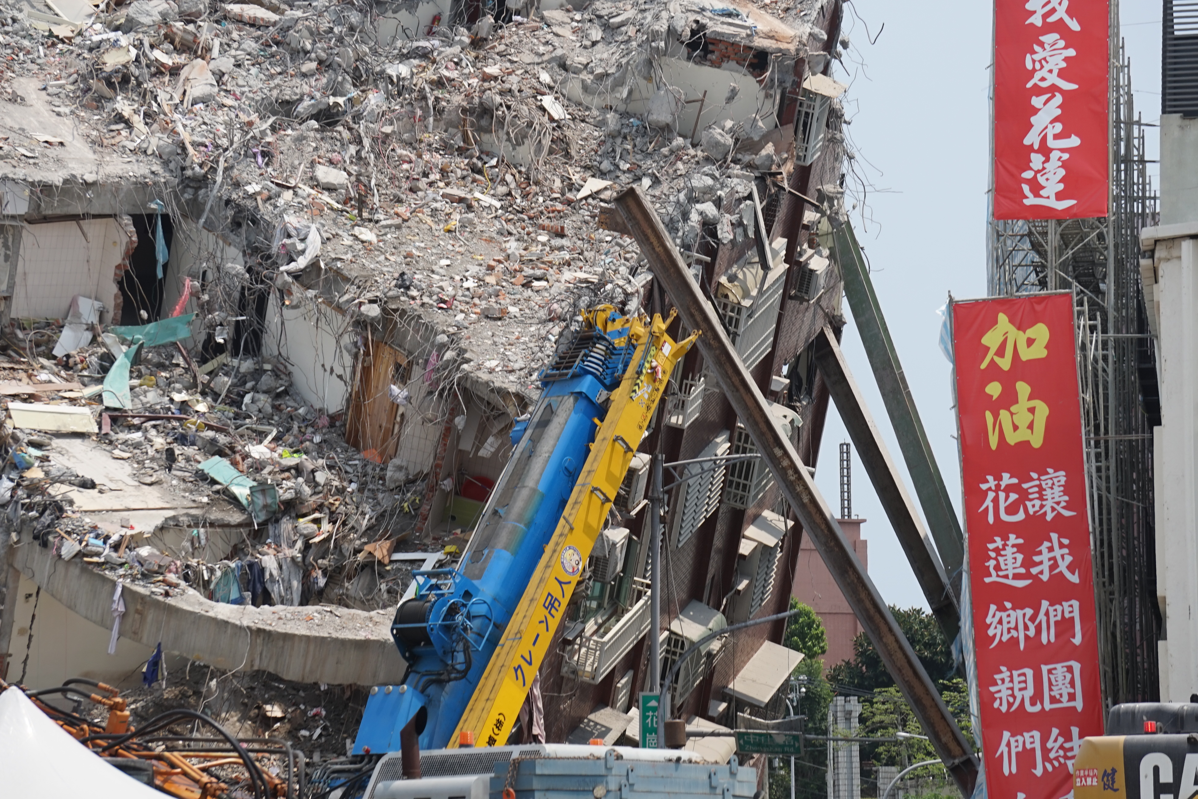 花莲地震倒塌的天王星大楼拆除。本报资料照片