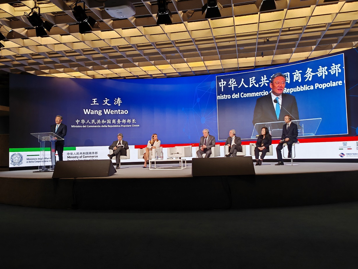 大陆商务部长王文涛12日出席在义大利维罗纳举行的「中国—义大利商业对话论坛」开幕典礼并做主题演讲，他呼吁中义工商界人士共同反对贸易保护主义。（取自大陆商务部网站）
