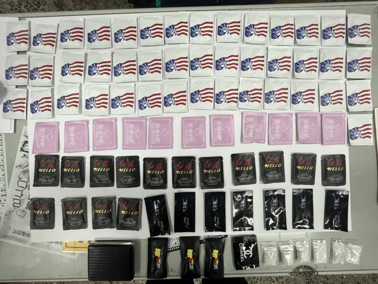 警方在陈男车内起获毒品咖啡包80包、K他命6包及K盘1个等物。图／读者提供