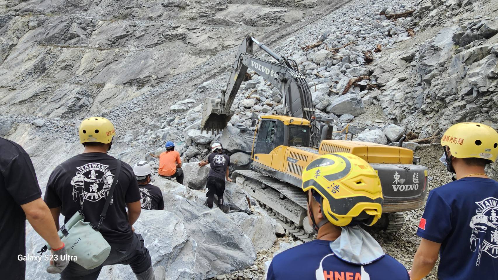 中和矿场有19名救难队员挺进热区，搭配2辆怪手开挖。图／花莲县消防局提供
