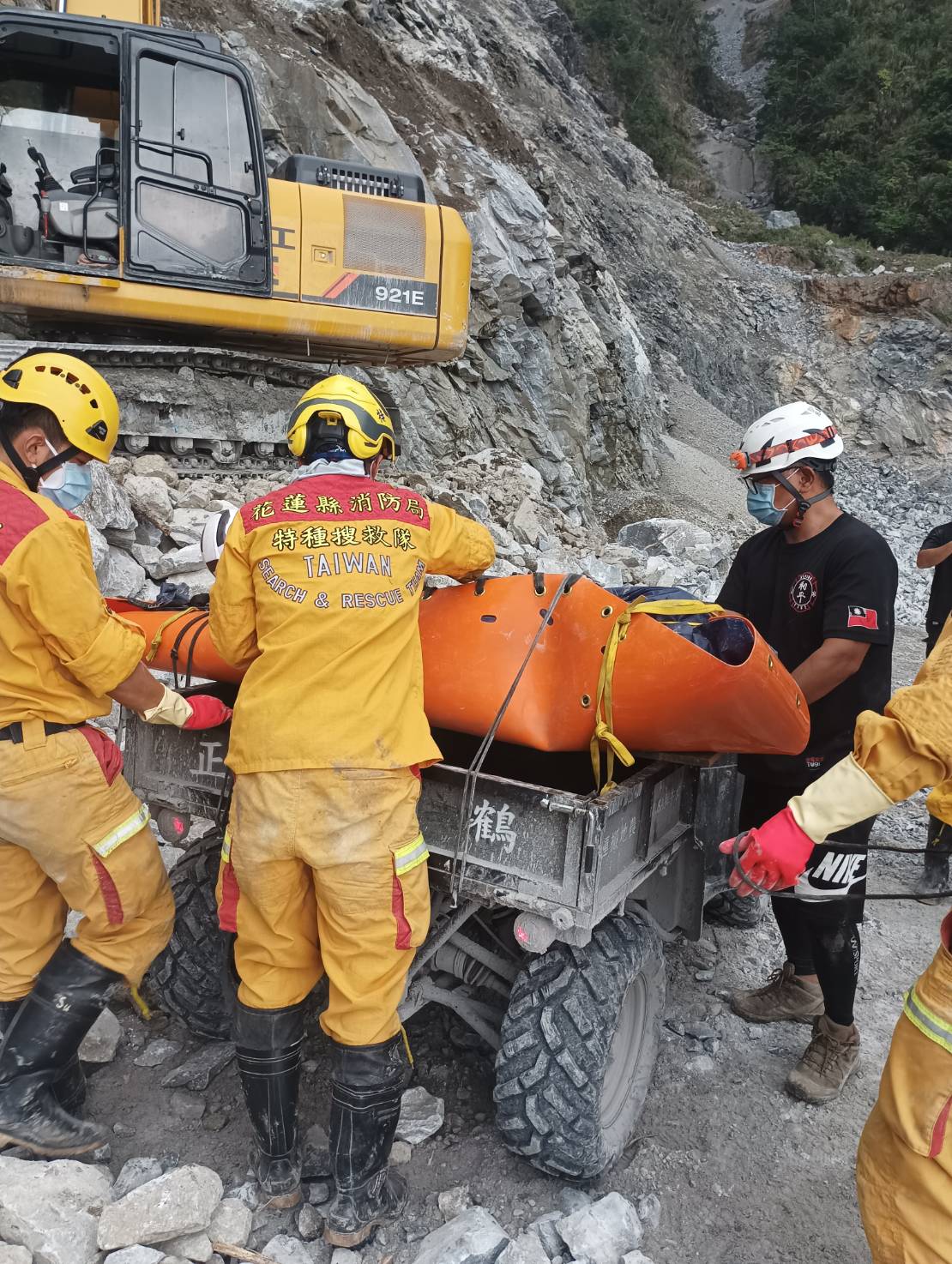 花莲救难人员今天近中午时，在和仁矿区中和矿场发现疑似萧姓司机遗体。图／花莲县消防局提供