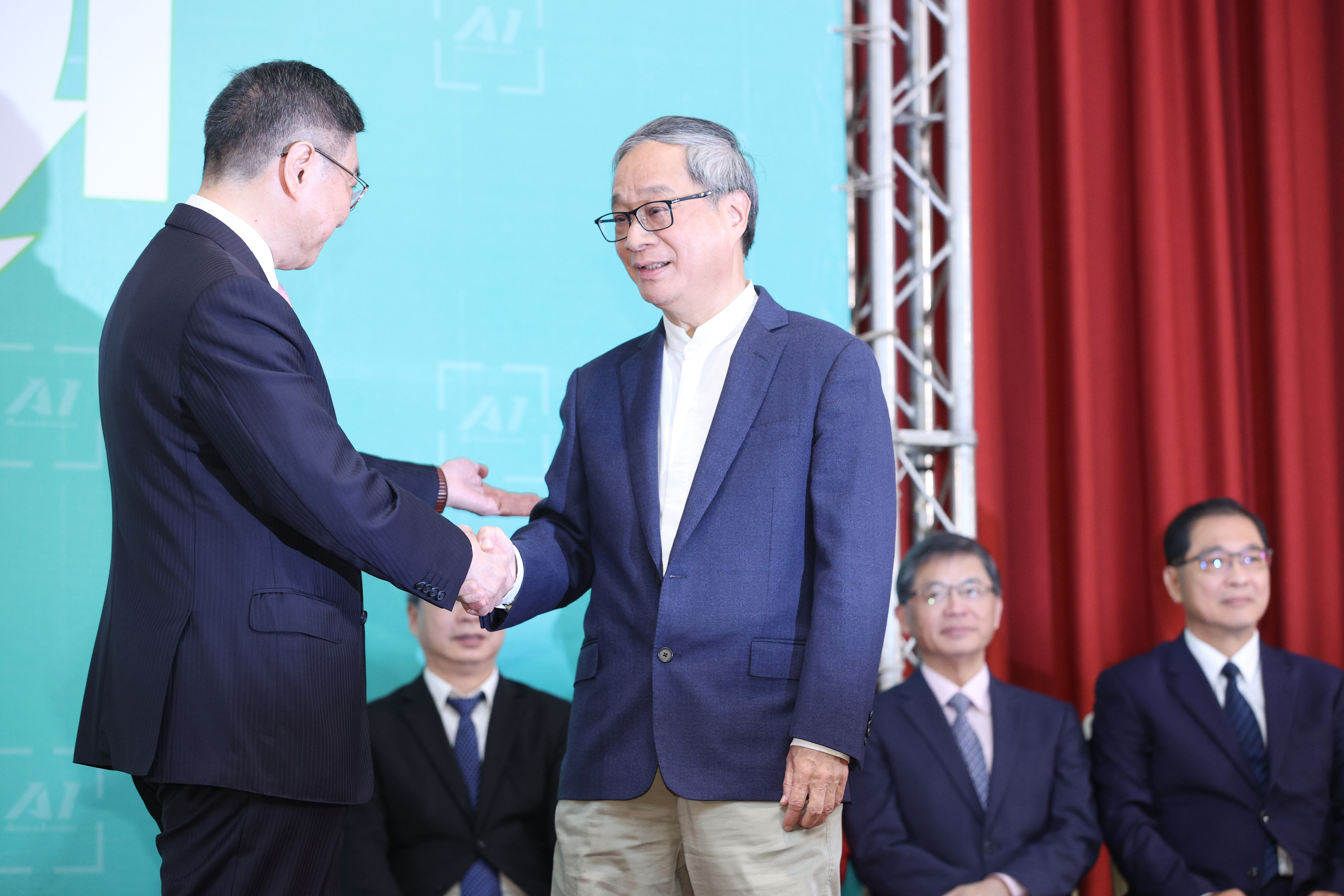 赖政府昨天公布第二波内阁人事，文化部长由作家小野（左二）接任。记者潘俊宏／摄影