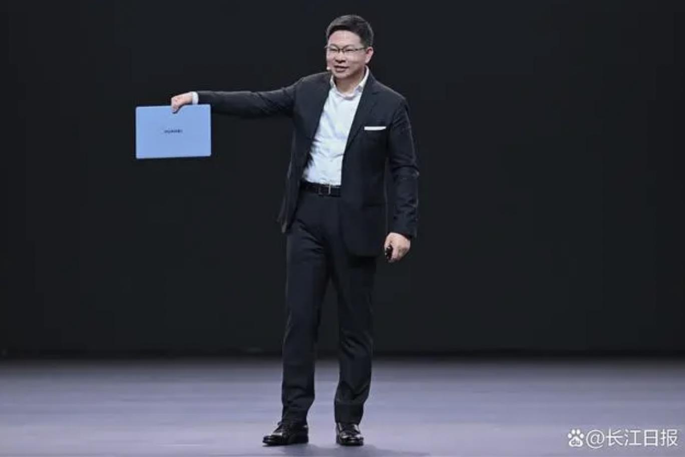华为推出首款人工智慧笔电，因使用英特尔晶片，引发美立法者抗议。（图／取自杭州日报）
