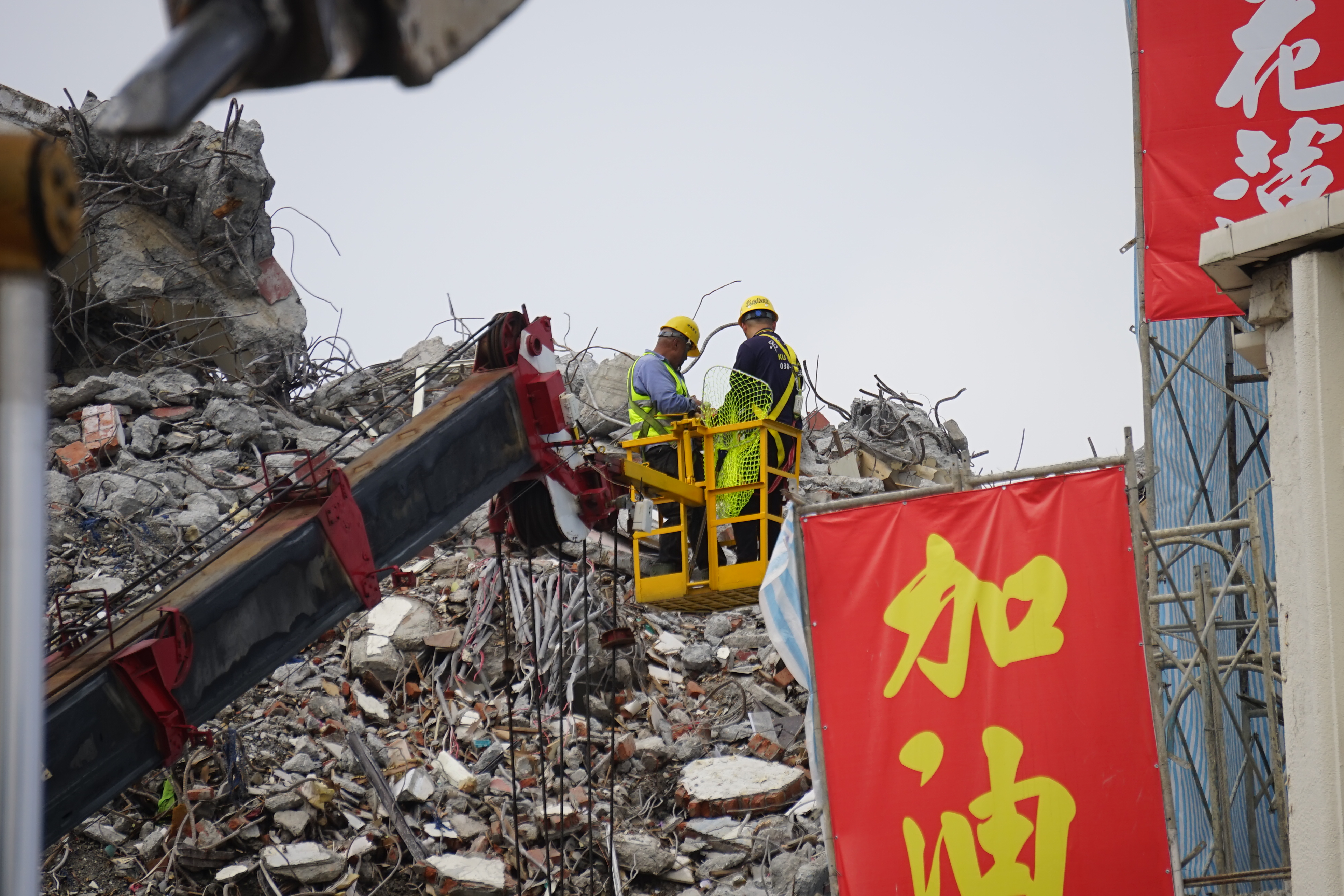 花莲天王星大楼因强震受损，连日赶工拆除。联合报资料照片／记者王燕华摄影