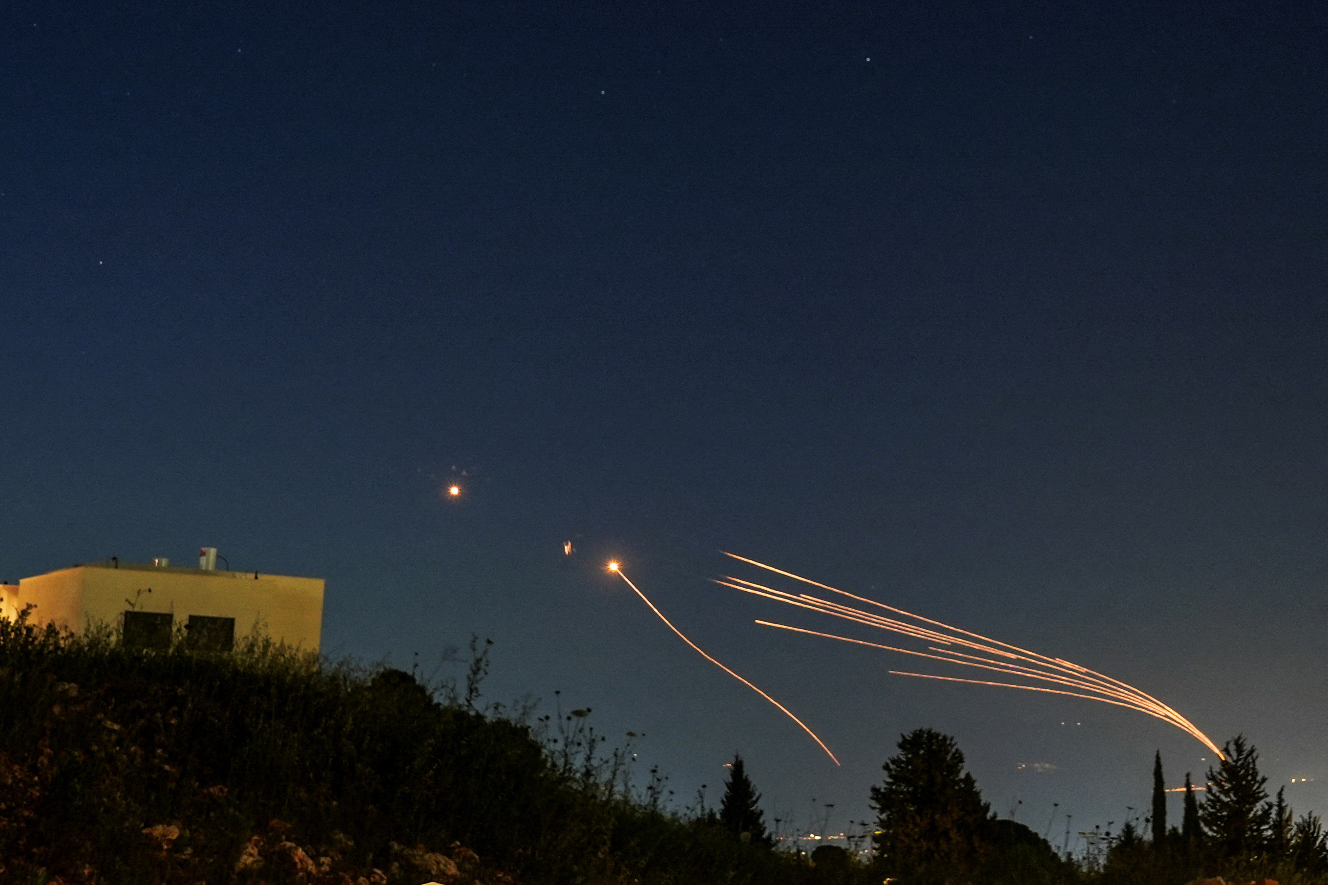 以色列铁穹防空系统12日拦截自黎巴嫩来袭的火箭。路透