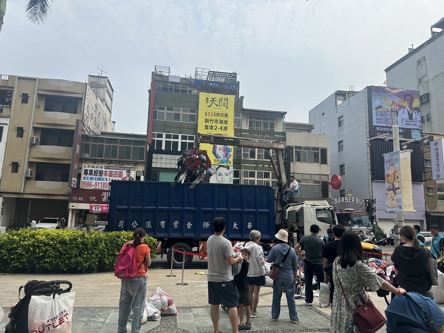 新竹市政府环保局今天下午携手新竹SOGO百货推出「环保衣起来旧衣回收」活动，现场出动爪子车回收旧衣。图／读者提供