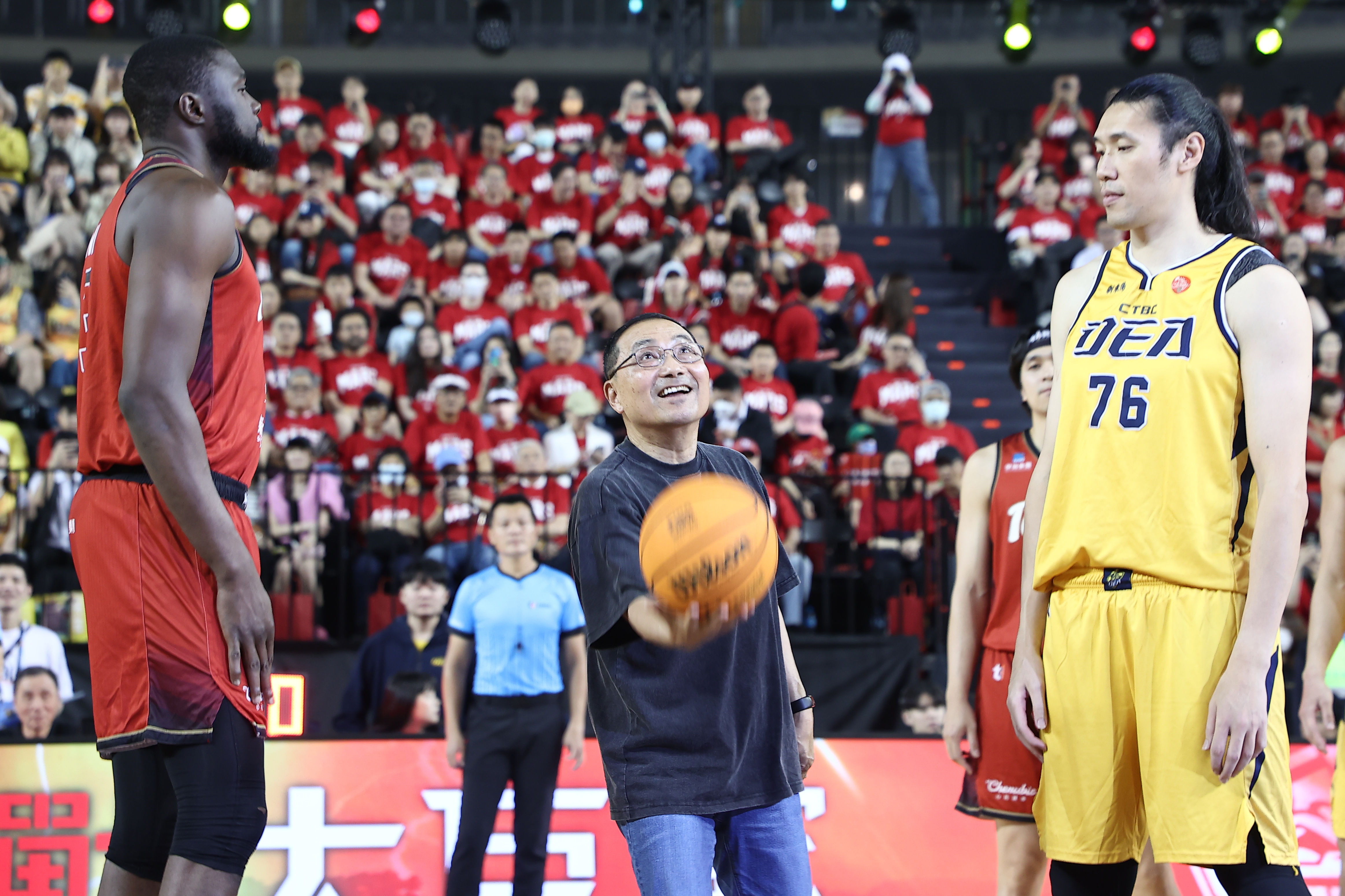「攻战大巨蛋─双北反毒篮球赛」今天在台北大巨蛋举行。记者许正宏／摄影