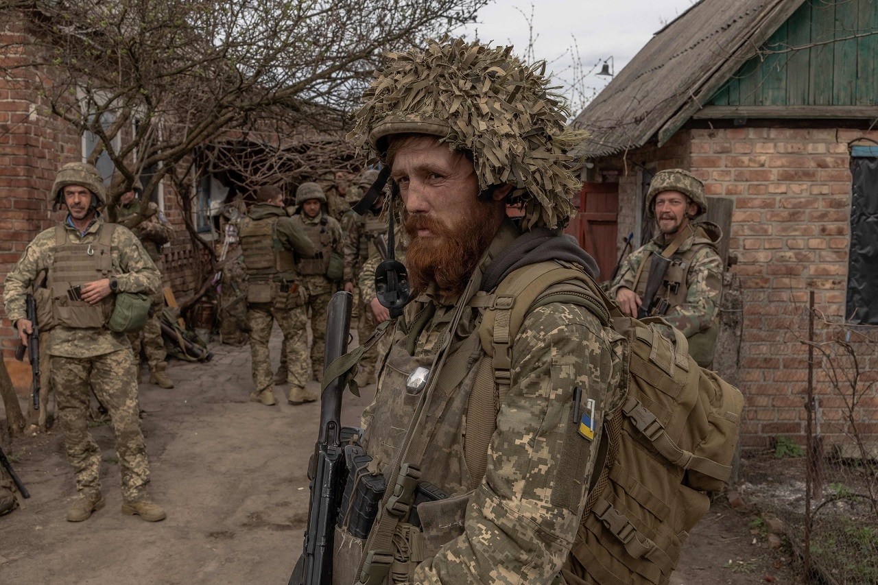 乌克兰武装部队第23机械化旅的步兵3日等候前往顿内次克州阿夫迪夫卡方向的前线。法新社